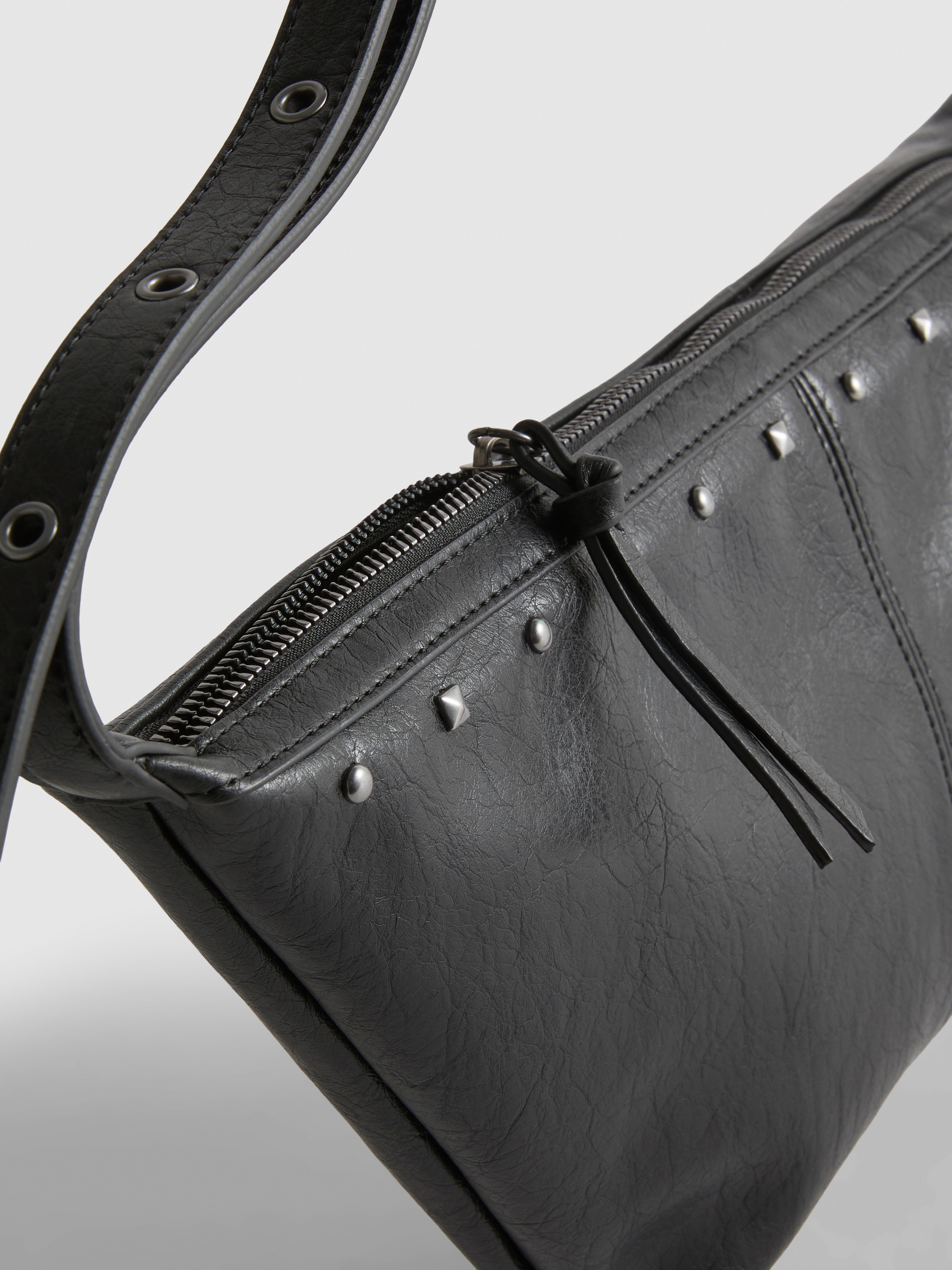 Sac à bandoulière clouté