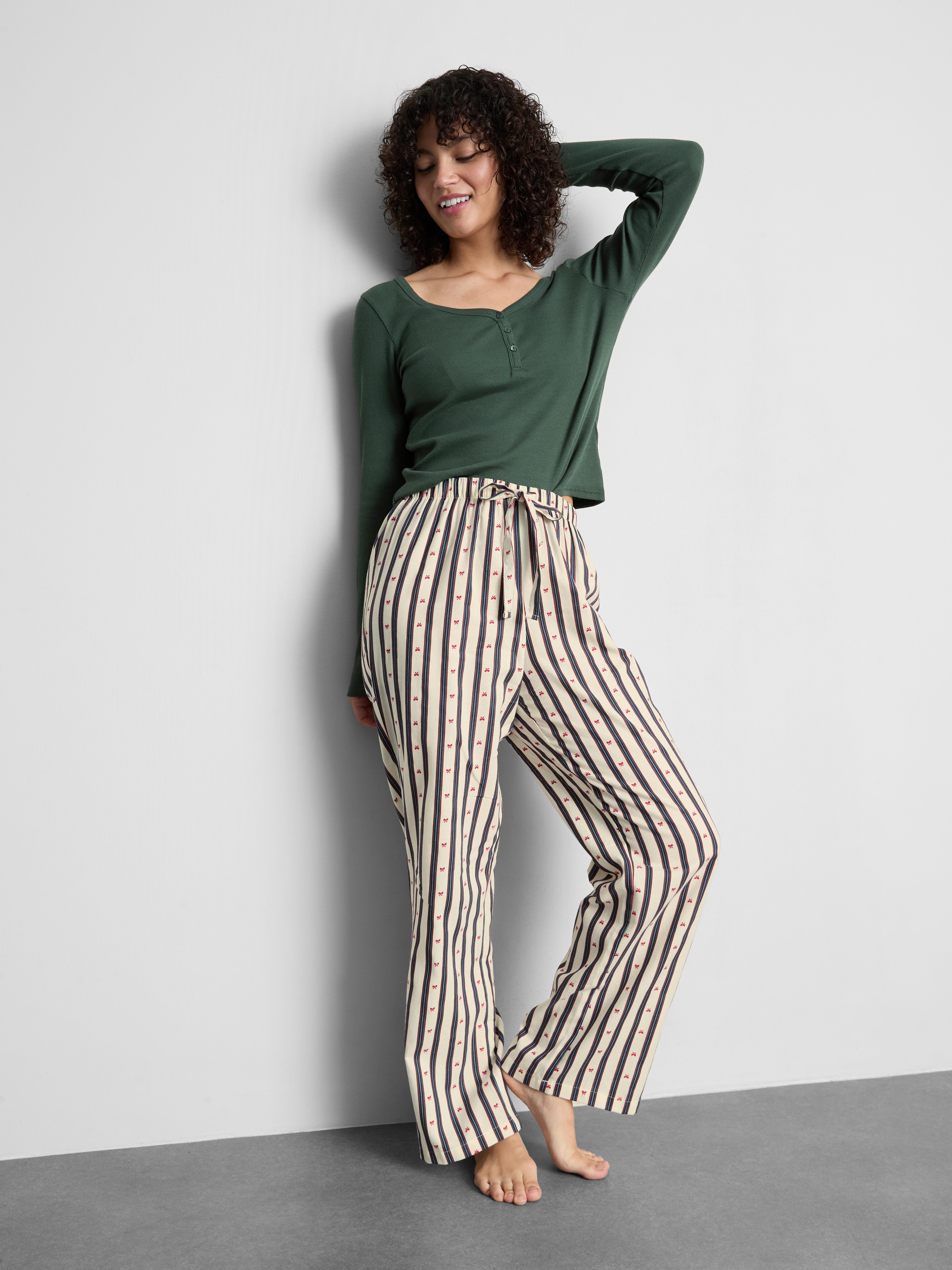 Baumwoll-Schlafanzug mit Henley-Top und Flanellhose