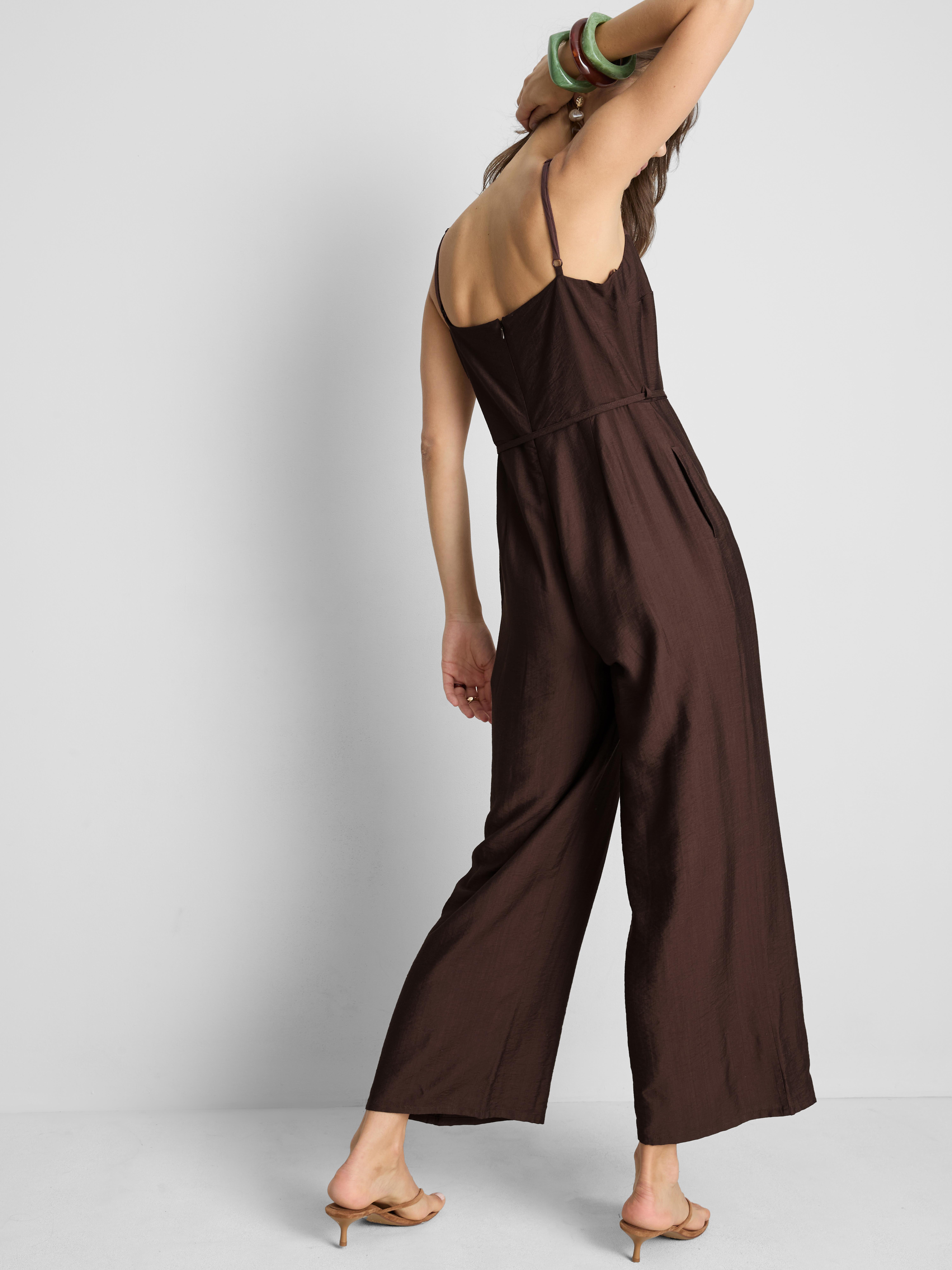 Jumpsuit mit weitem Bein, Trägern und Gürtel