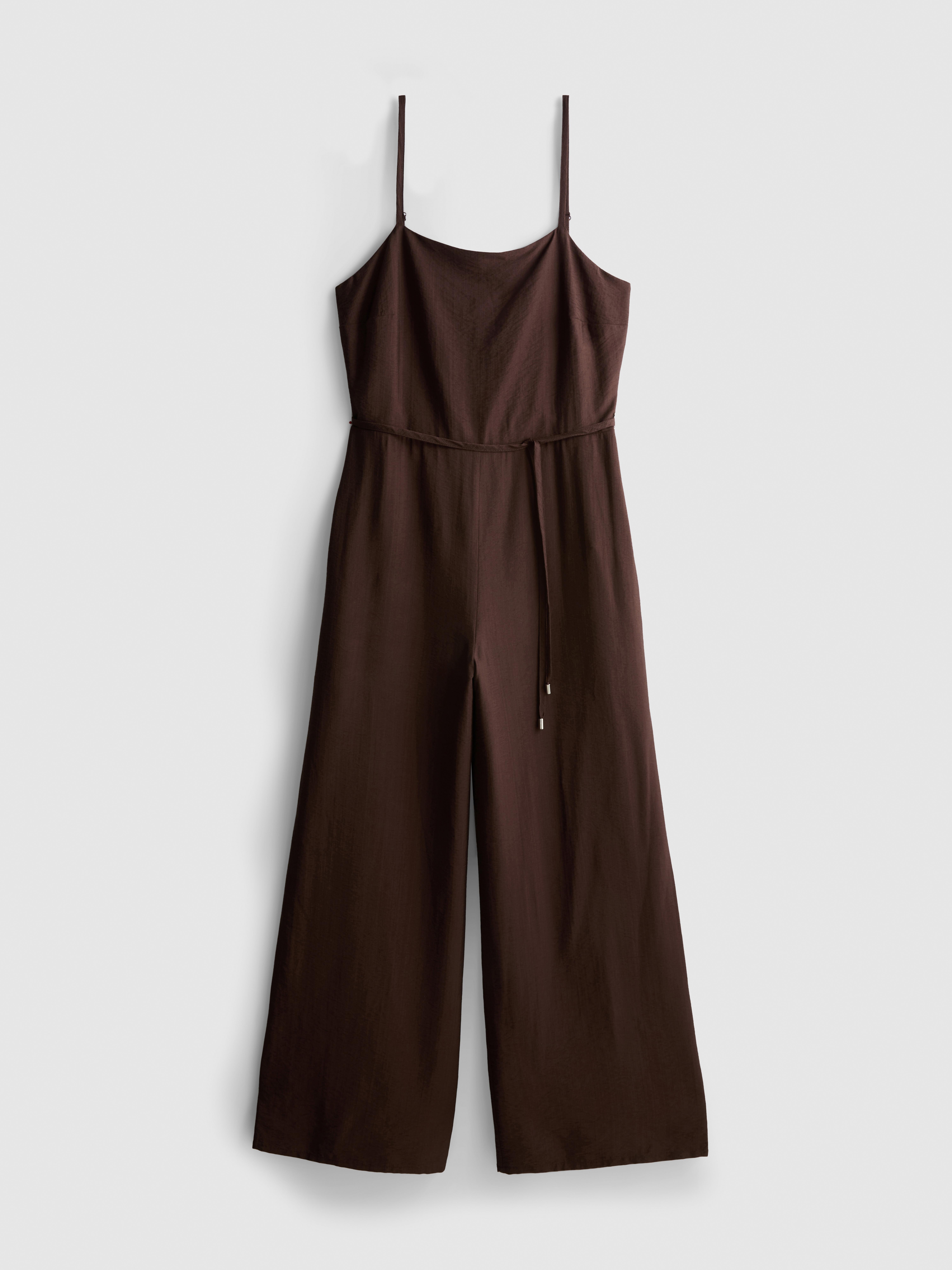 Jumpsuit mit weitem Bein, Trägern und Gürtel