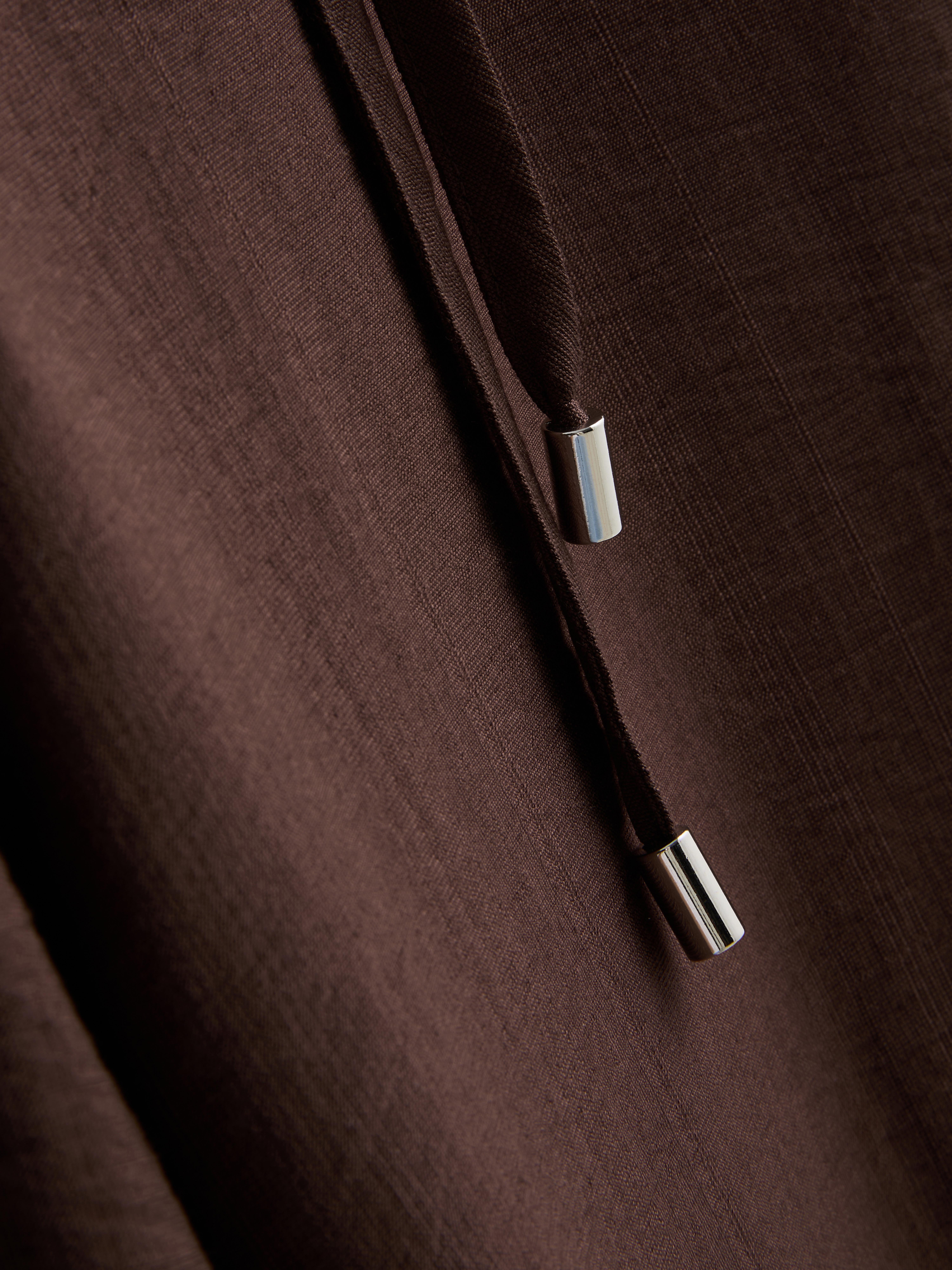 Jumpsuit mit weitem Bein, Trägern und Gürtel