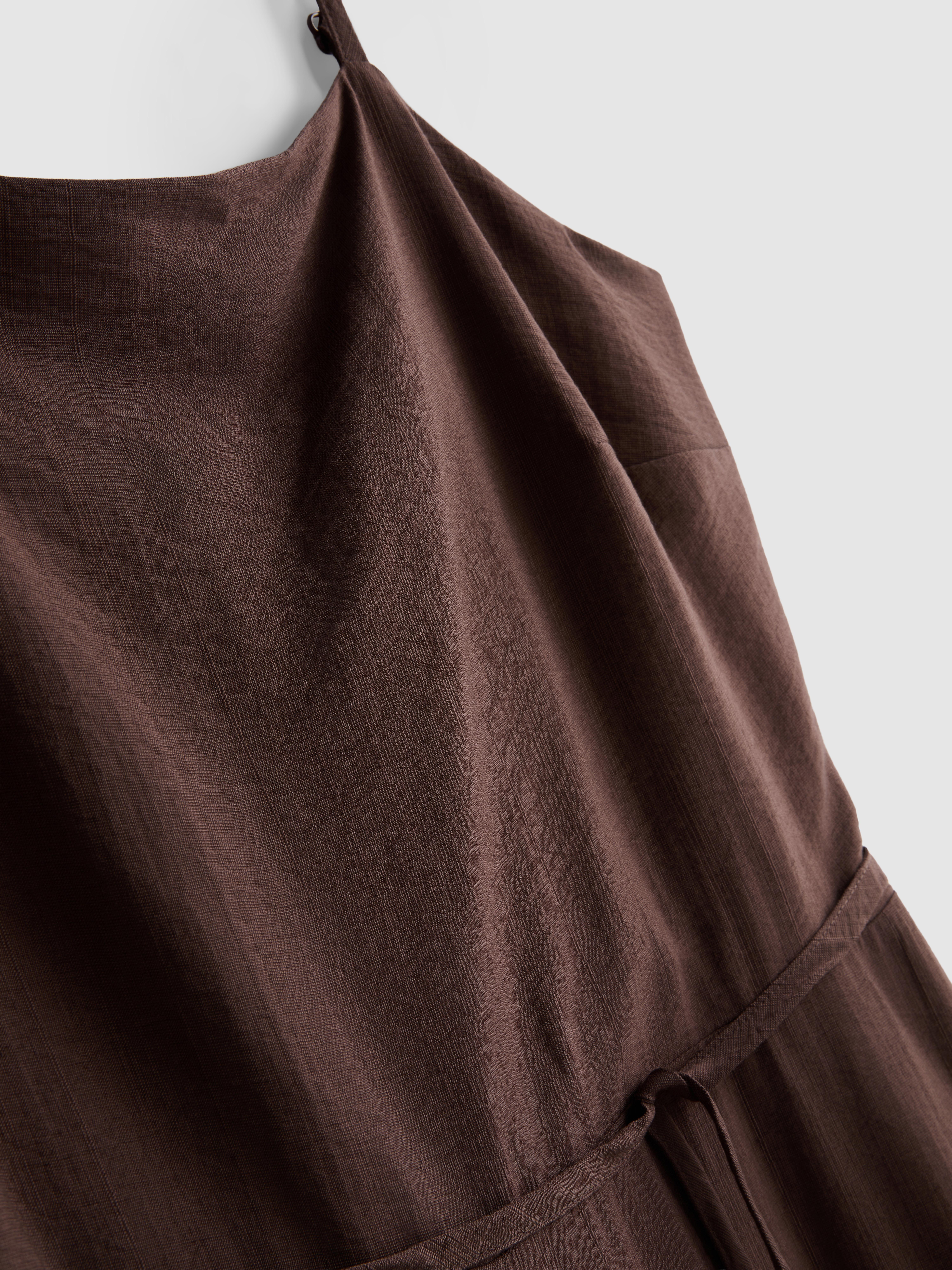 Jumpsuit mit weitem Bein, Trägern und Gürtel