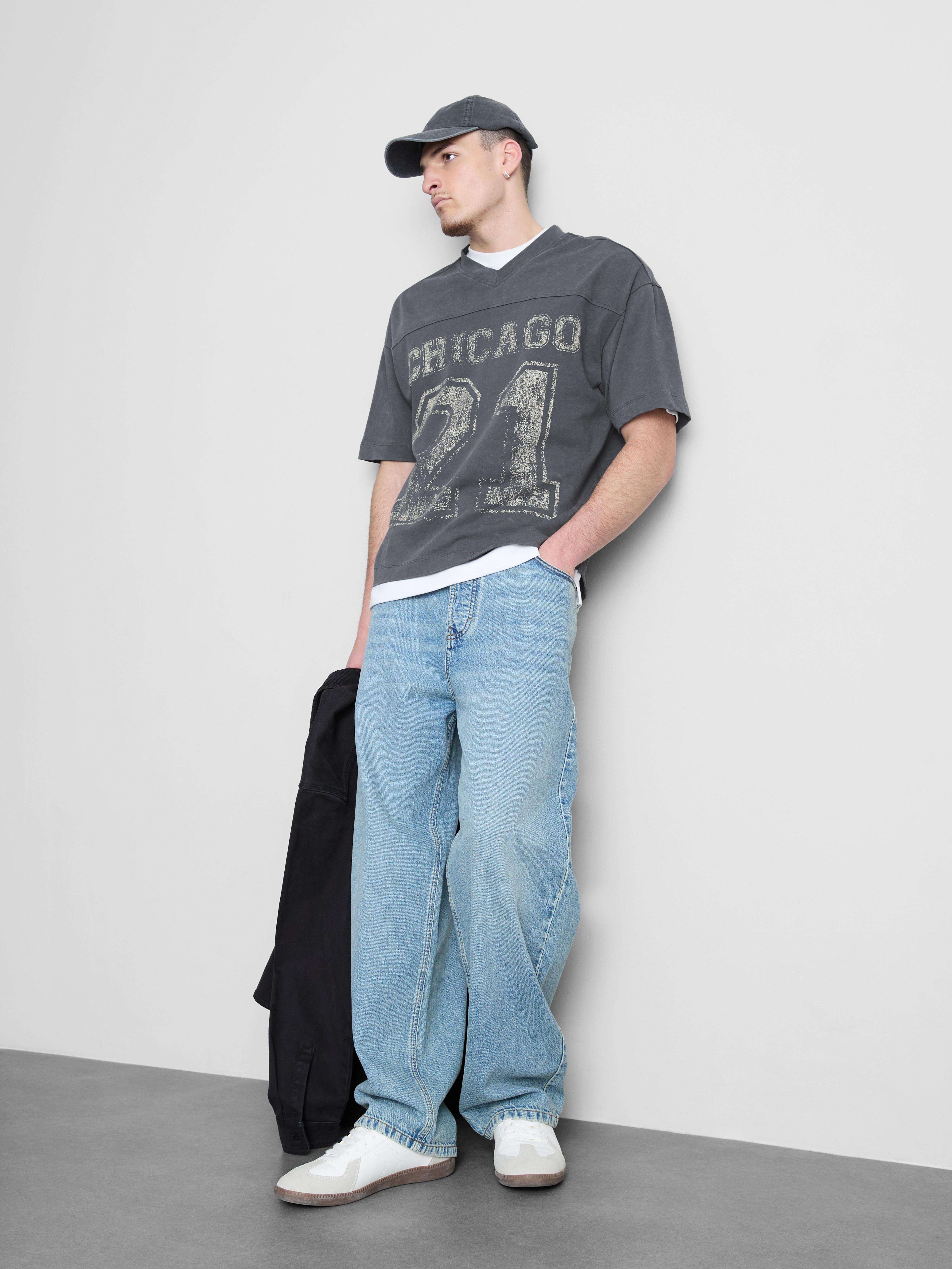 T-Shirt mit Chicago-Grafik und V-Ausschnitt