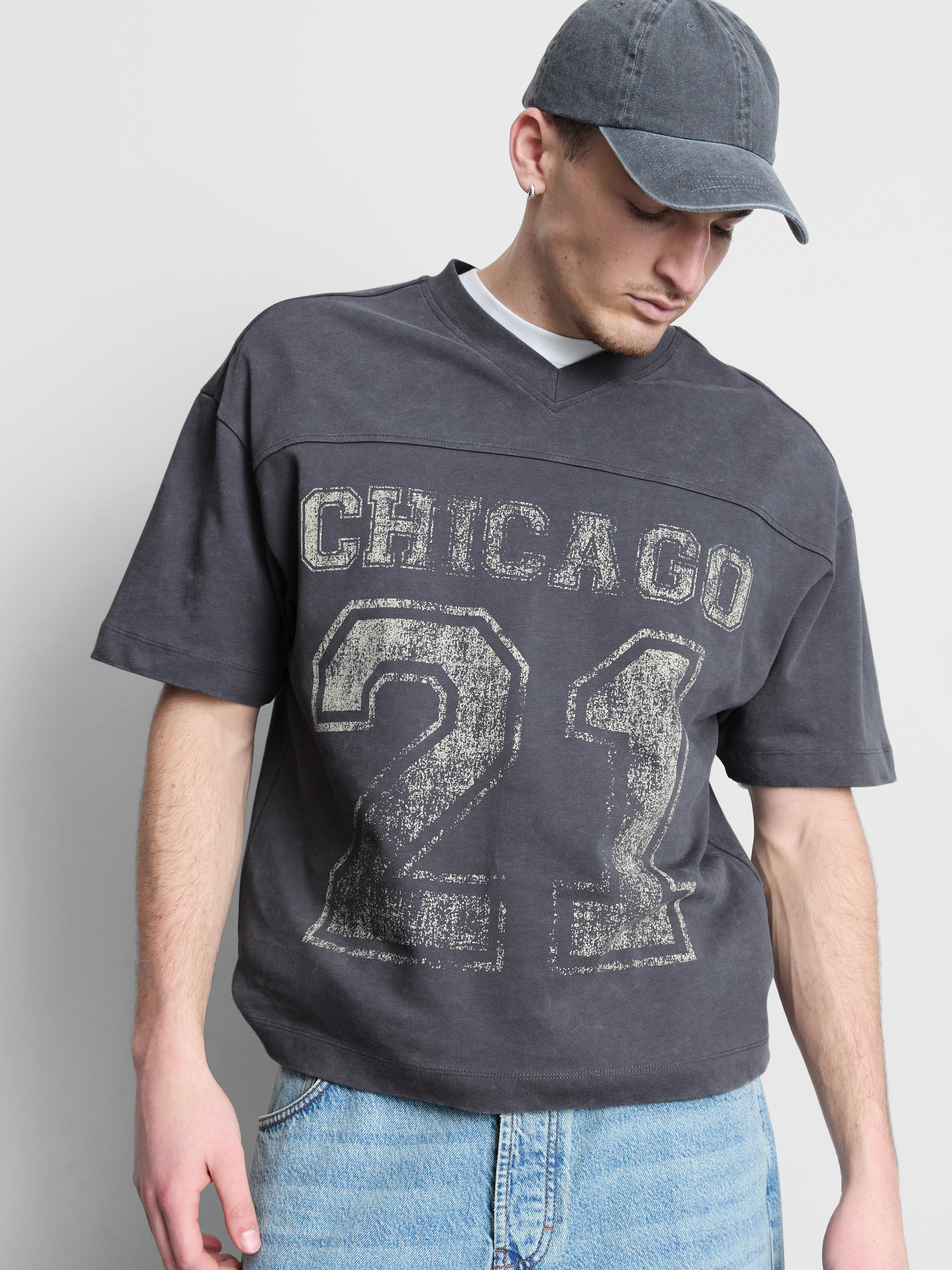 Tricou cu guler în V și imprimeu Chicago