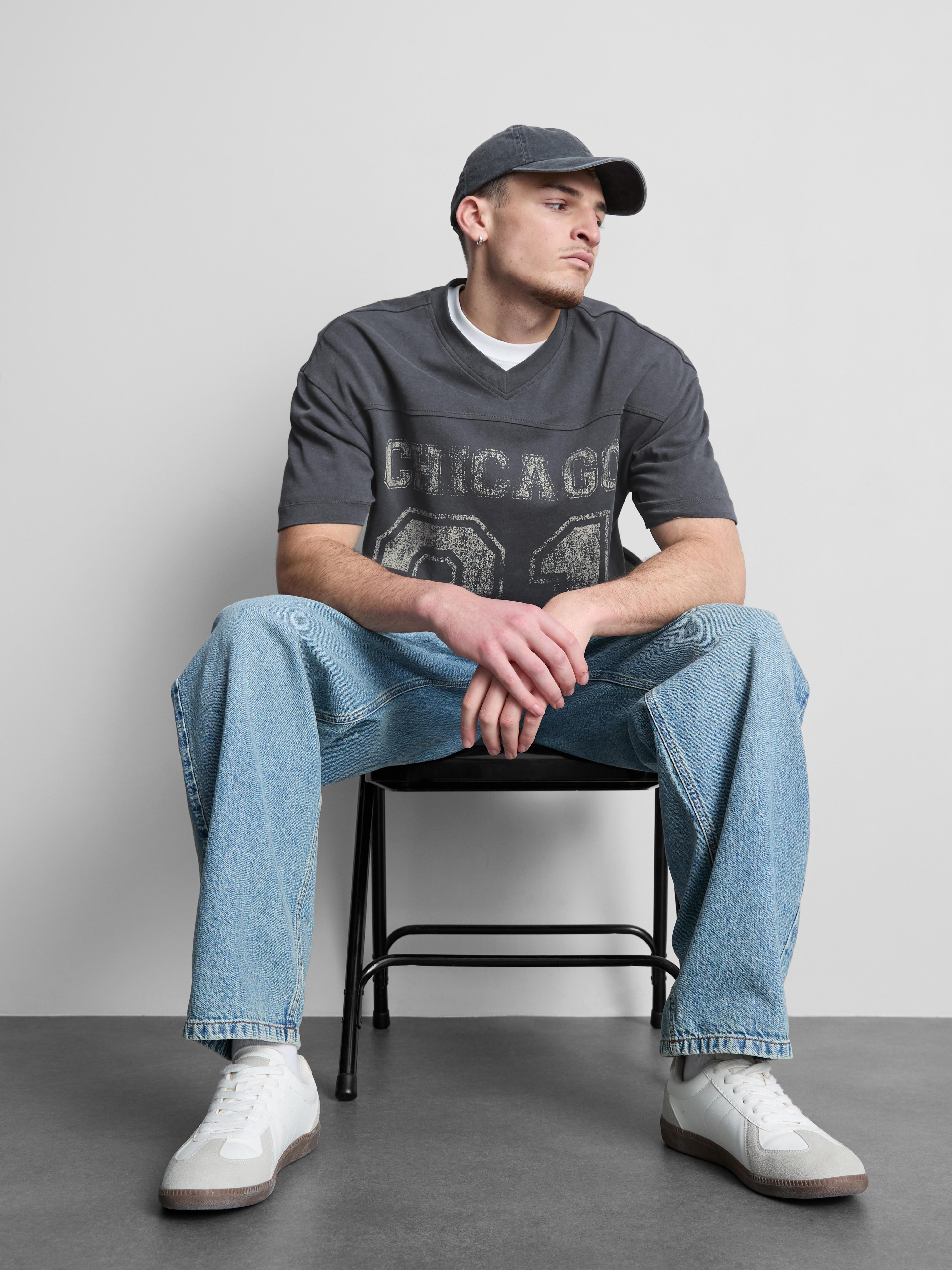 Tricou cu guler în V și imprimeu Chicago