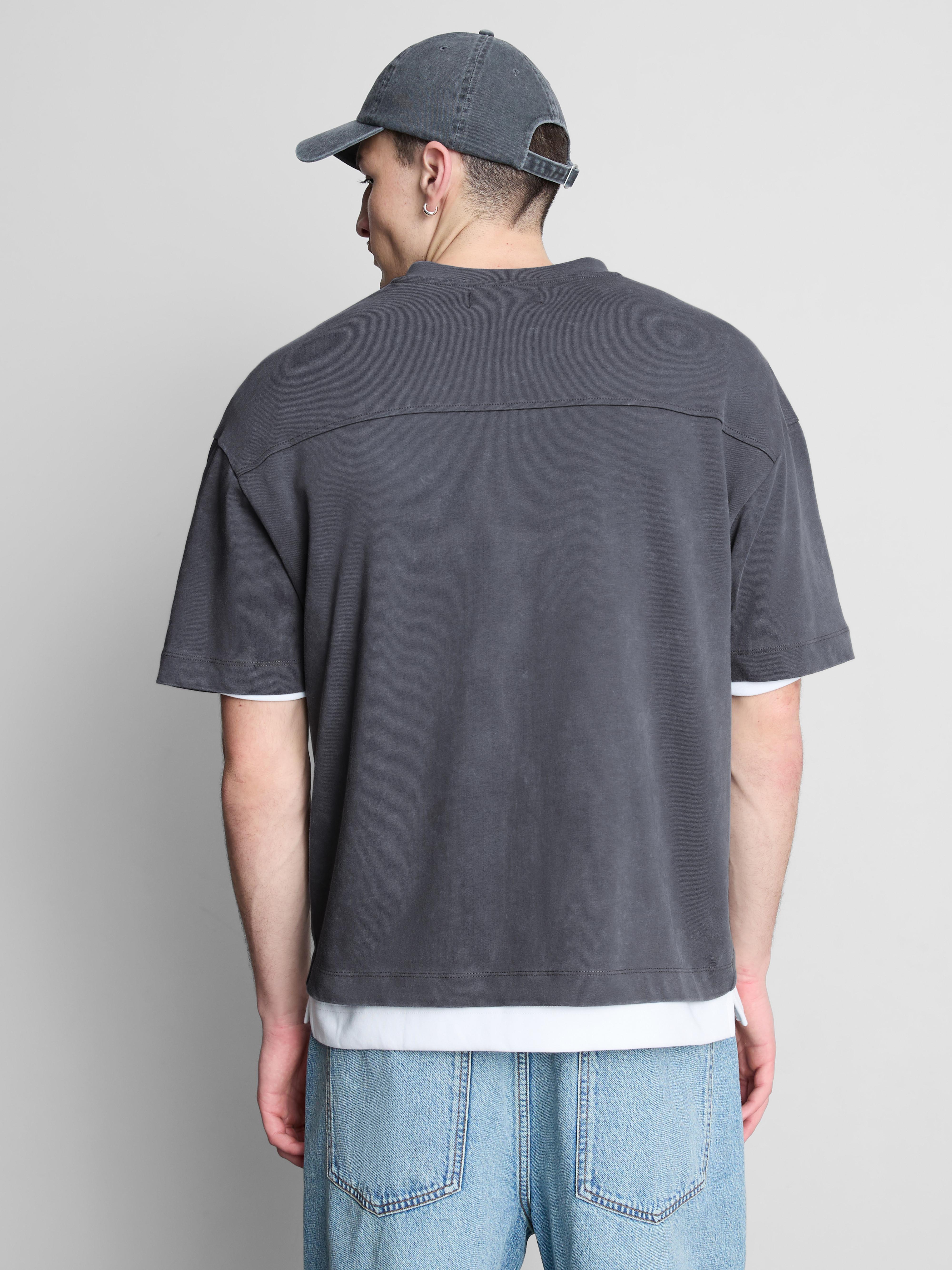 Tricou cu guler în V și imprimeu Chicago