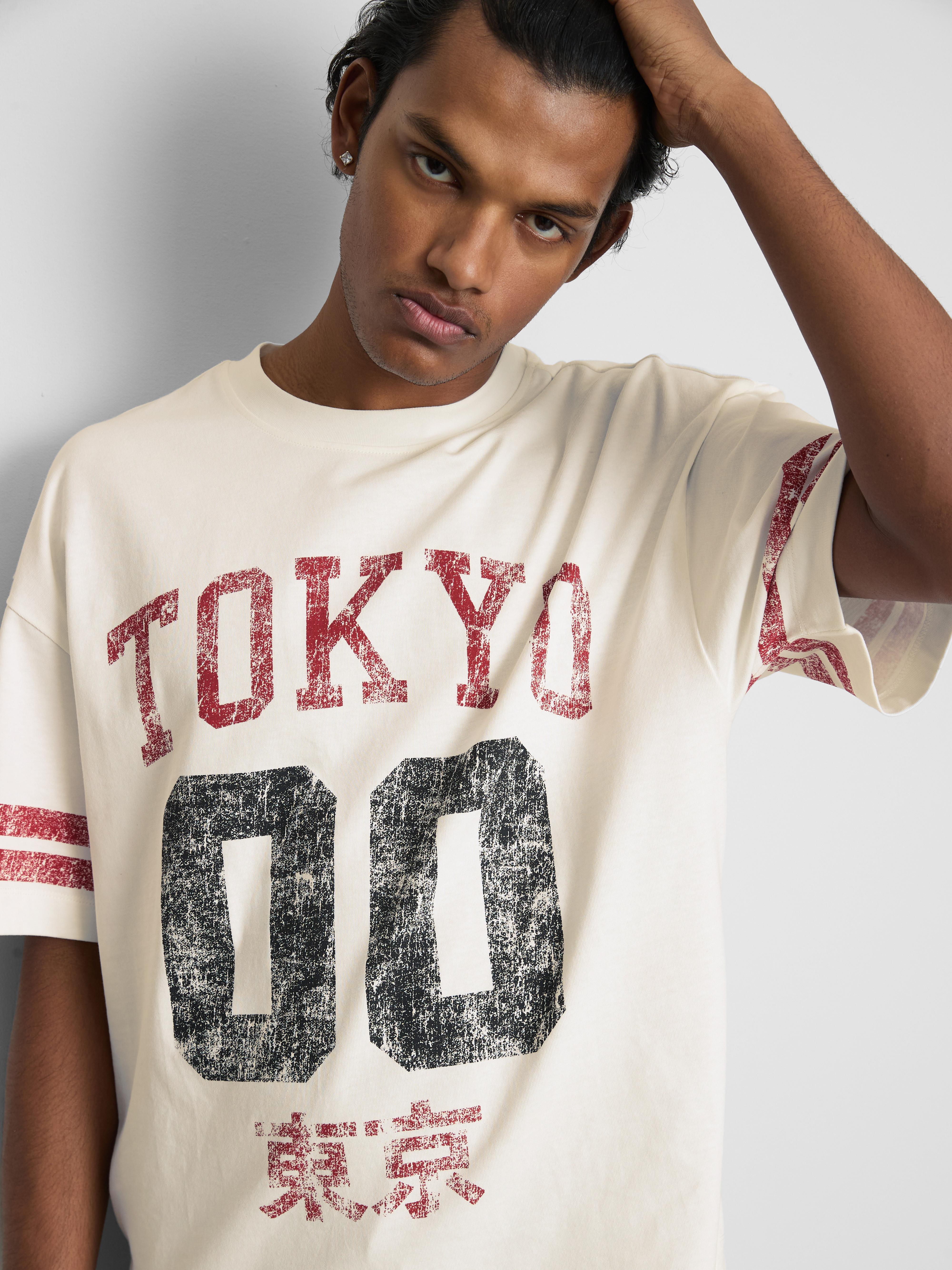 T-shirt manga curta gráfico desgastado Tokyo