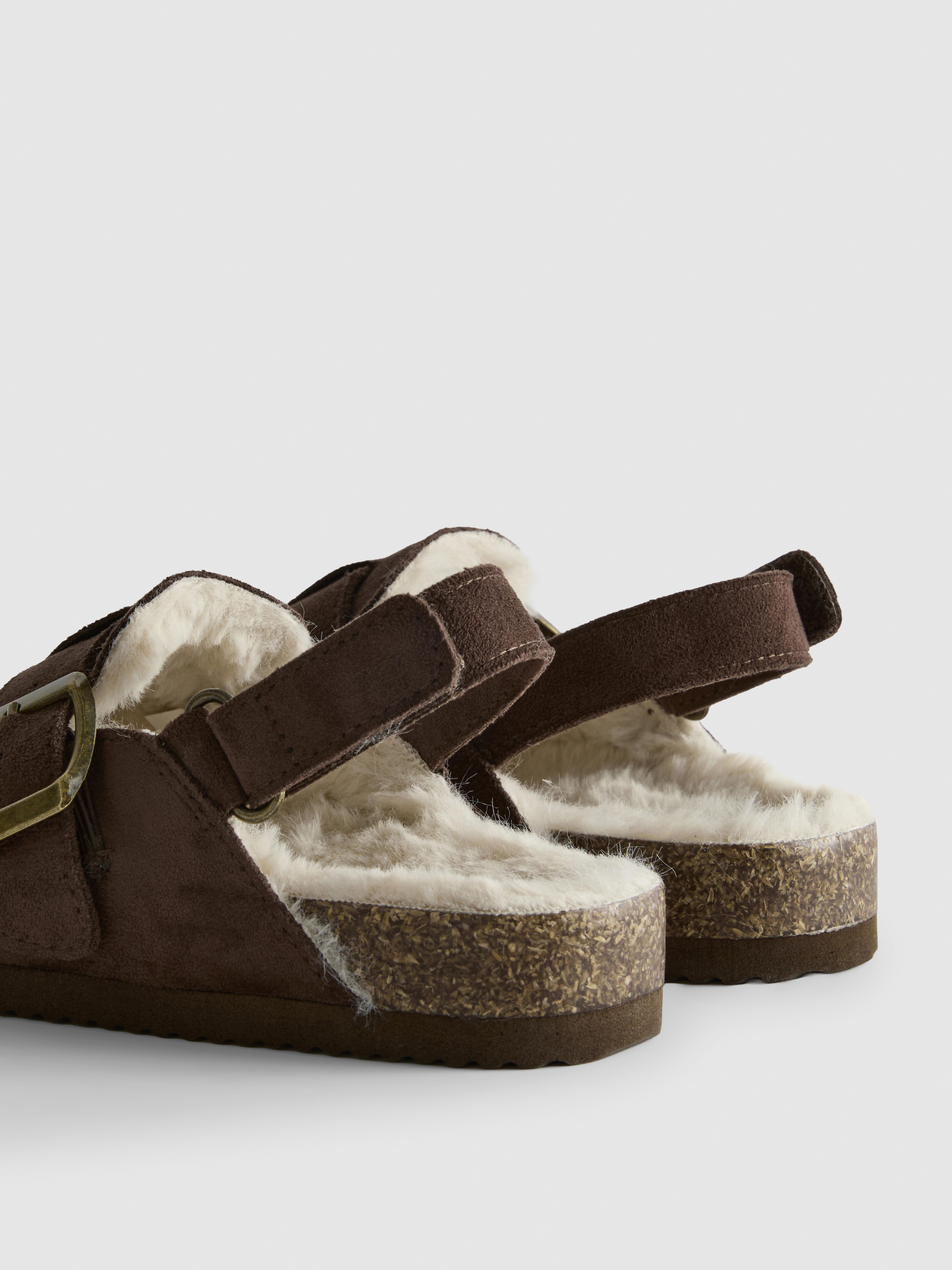 Clogs mit Fersenriemen