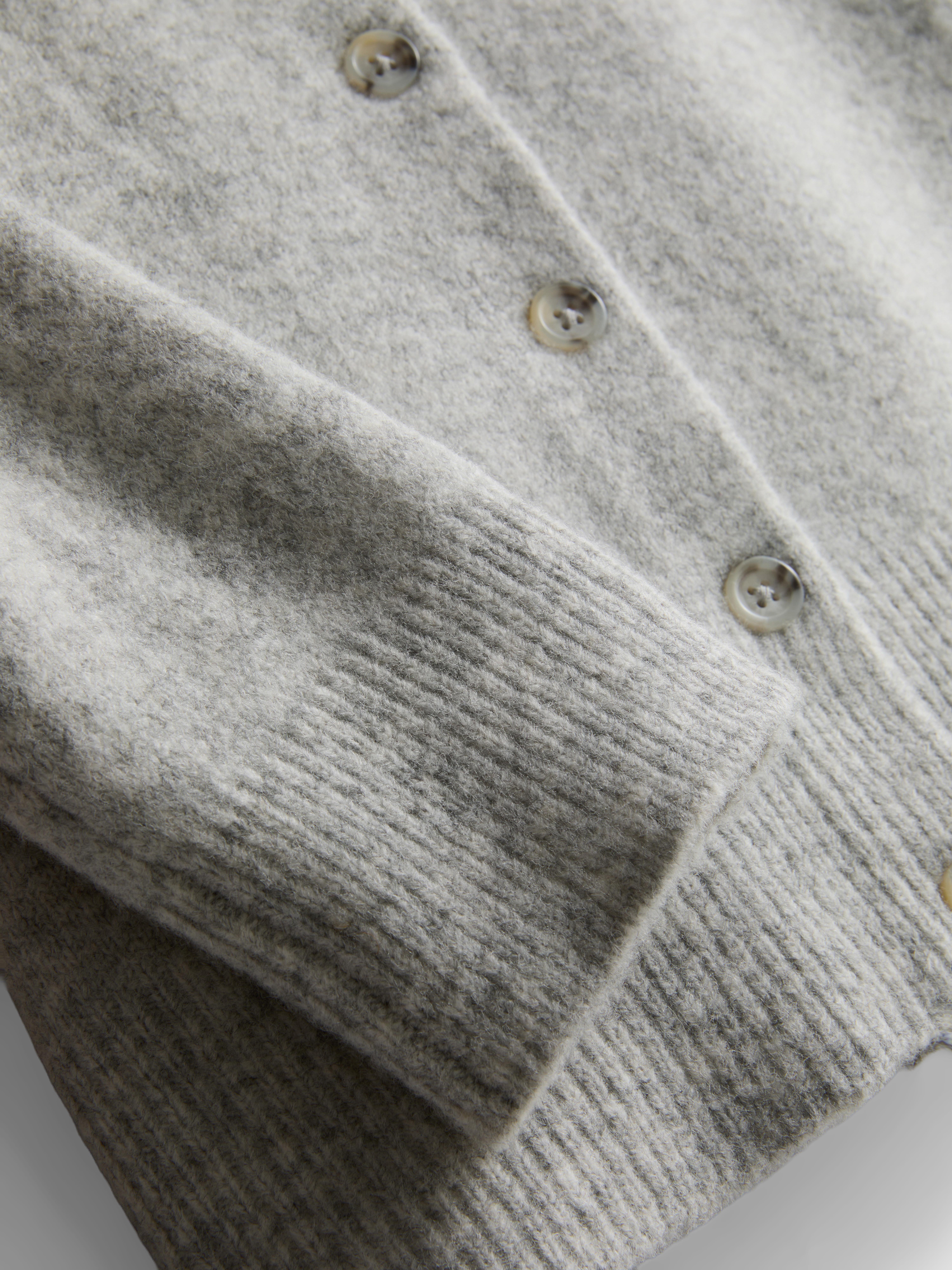 Osnovna pletena jopica z okroglim izrezom