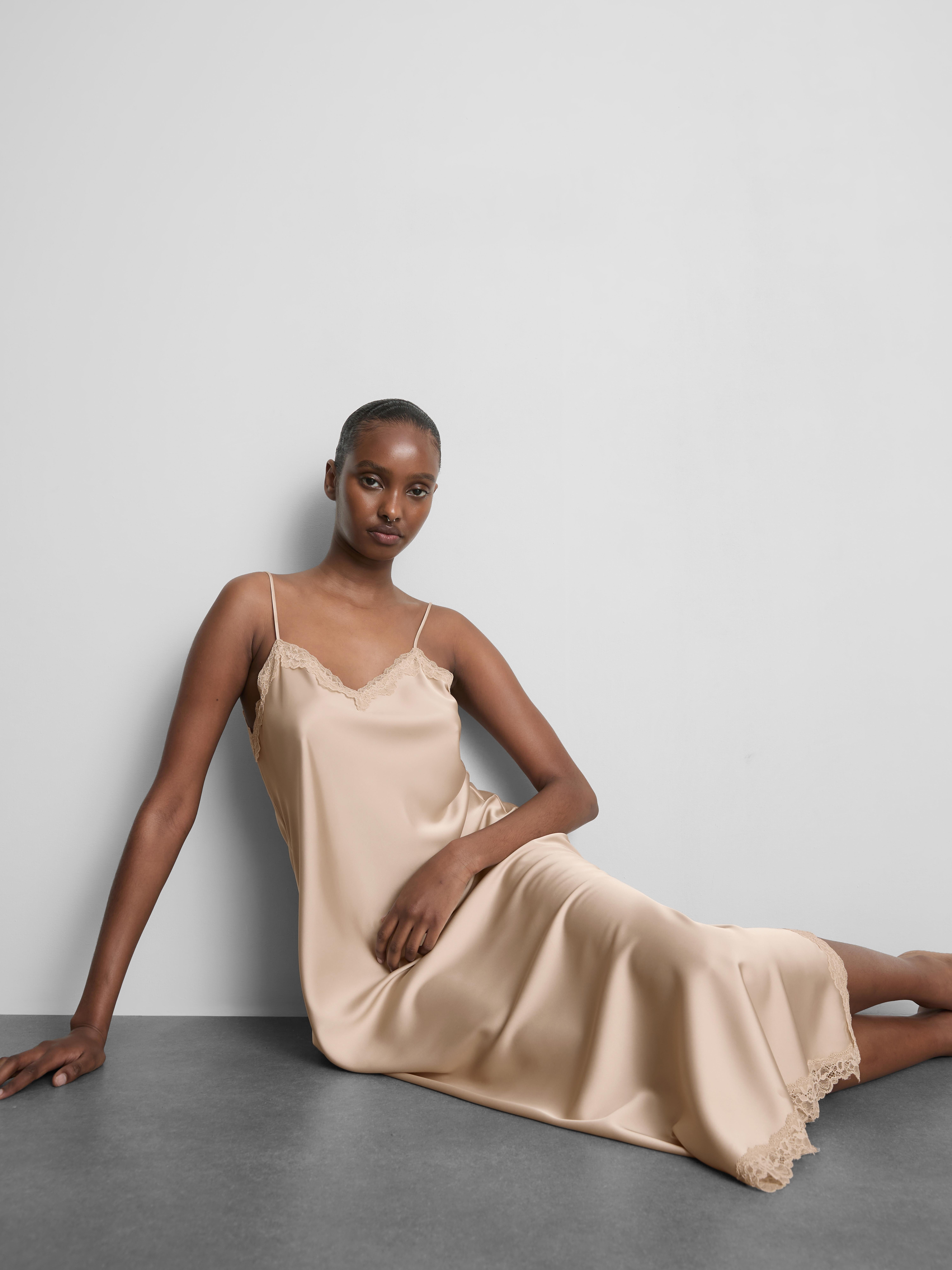 Nuisette longue en satin à finitions en dentelle