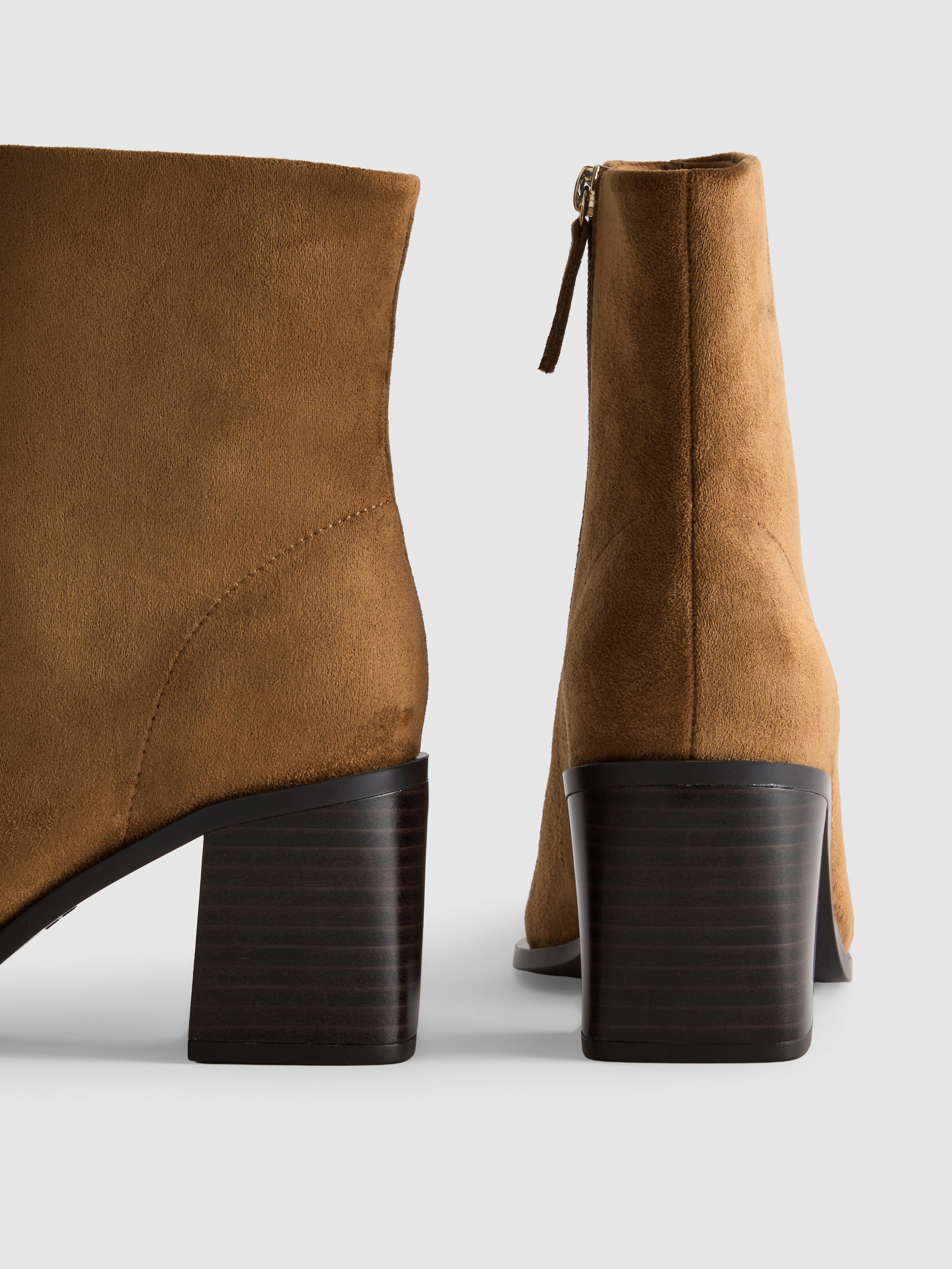 Spitze Stiefeletten in Wildleder-Optik