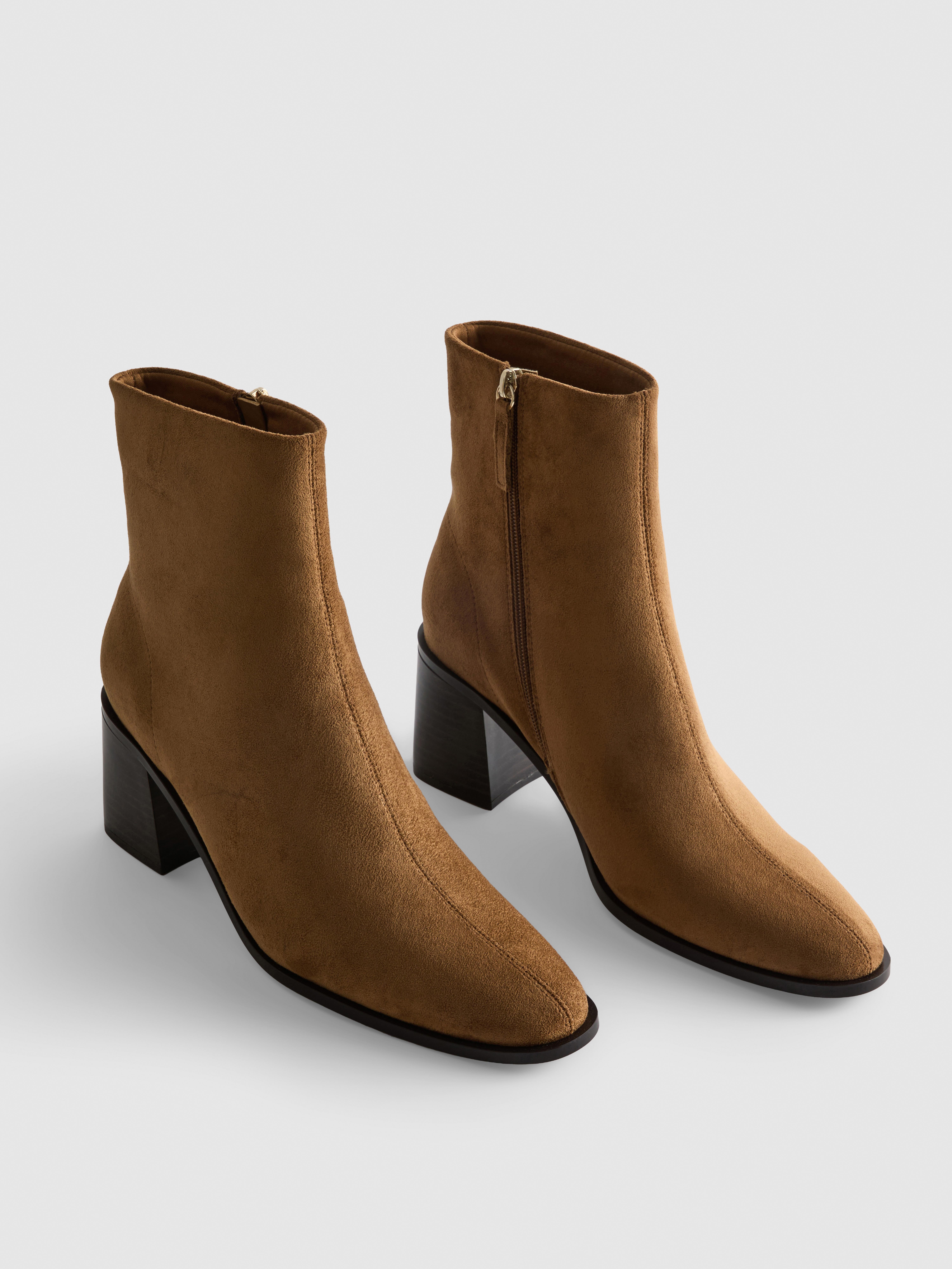 Spitze Stiefeletten in Wildleder-Optik