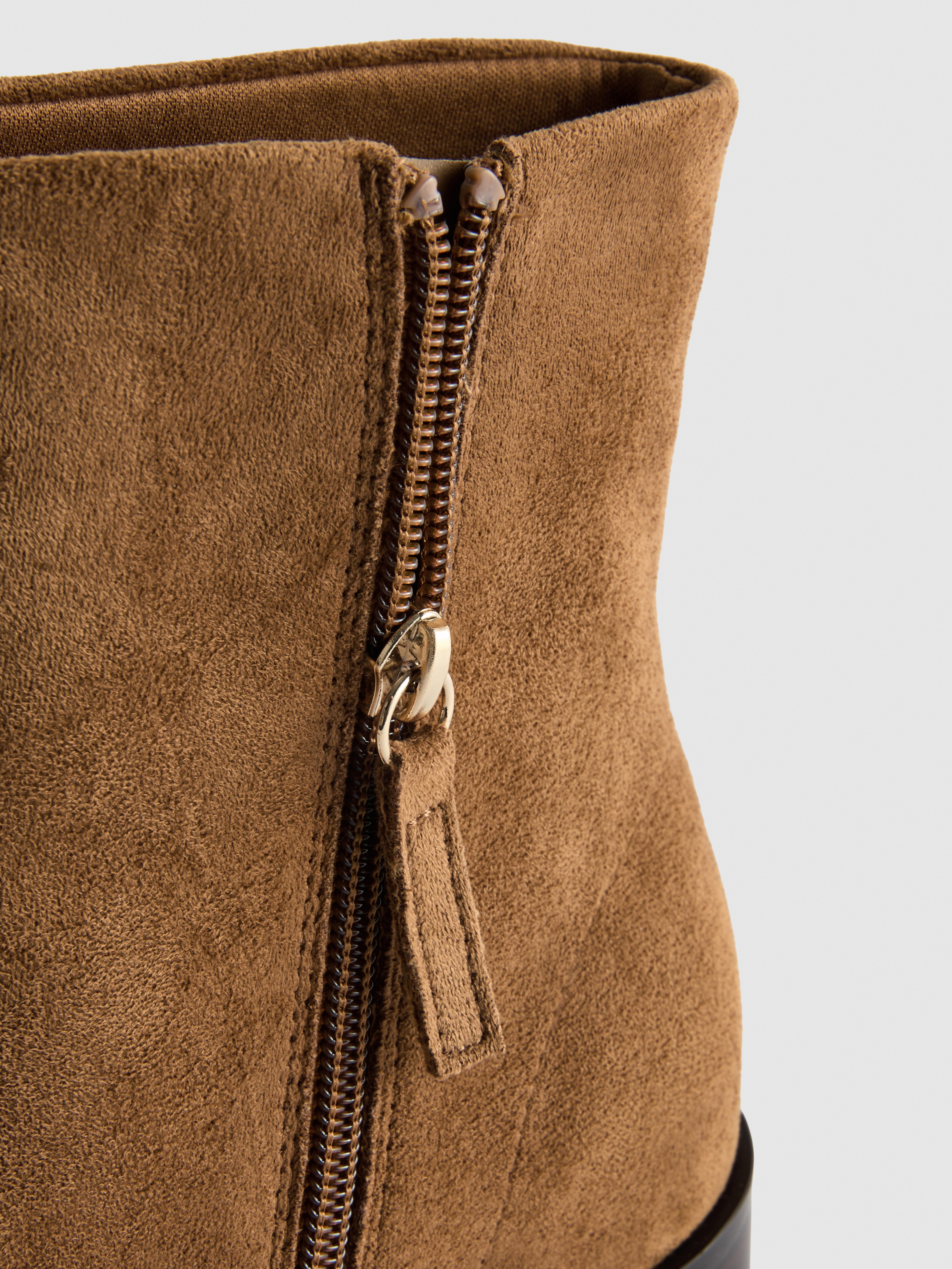 Spitze Stiefeletten in Wildleder-Optik