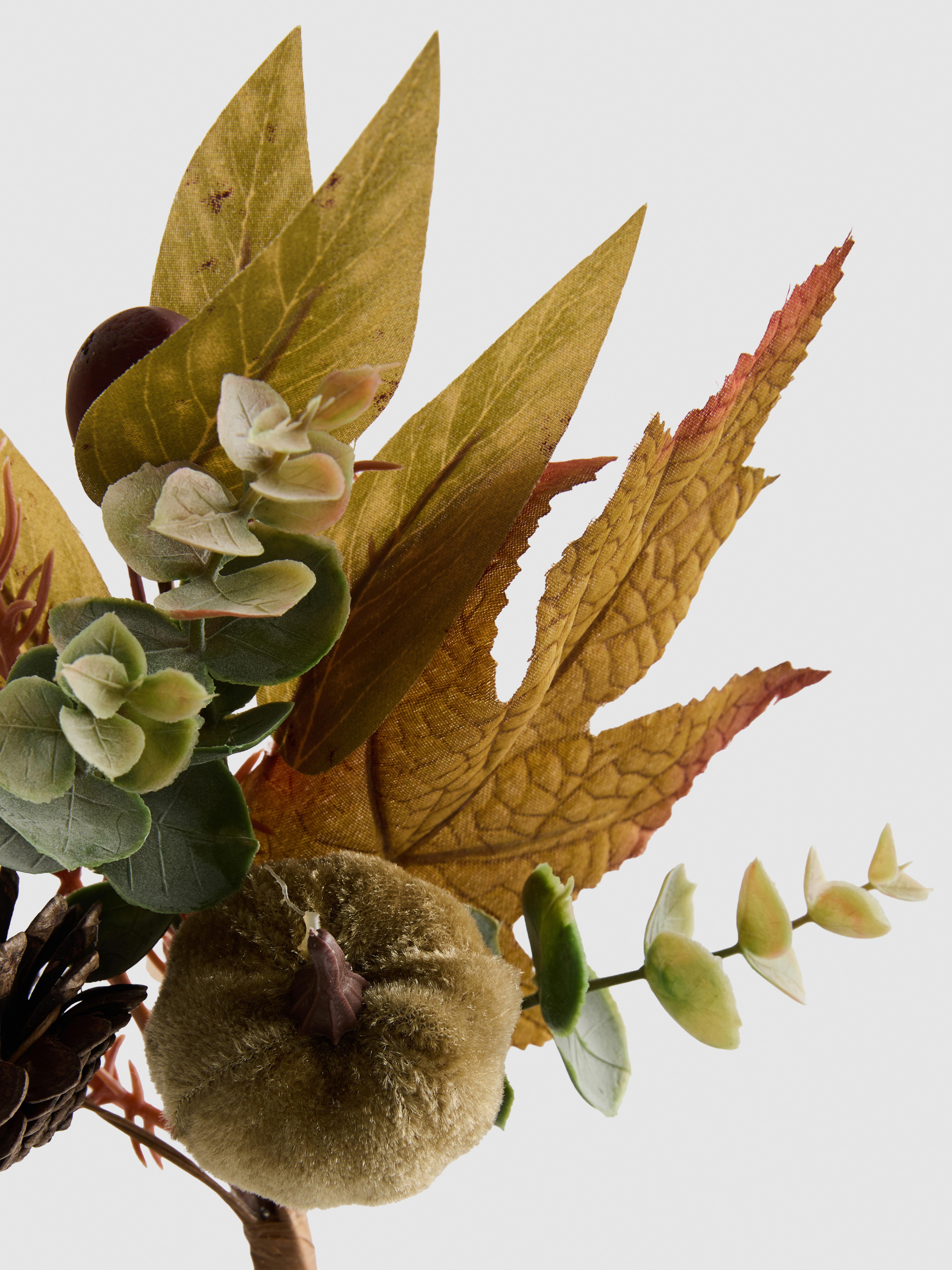 Kunstzweig mit Herbstlaub