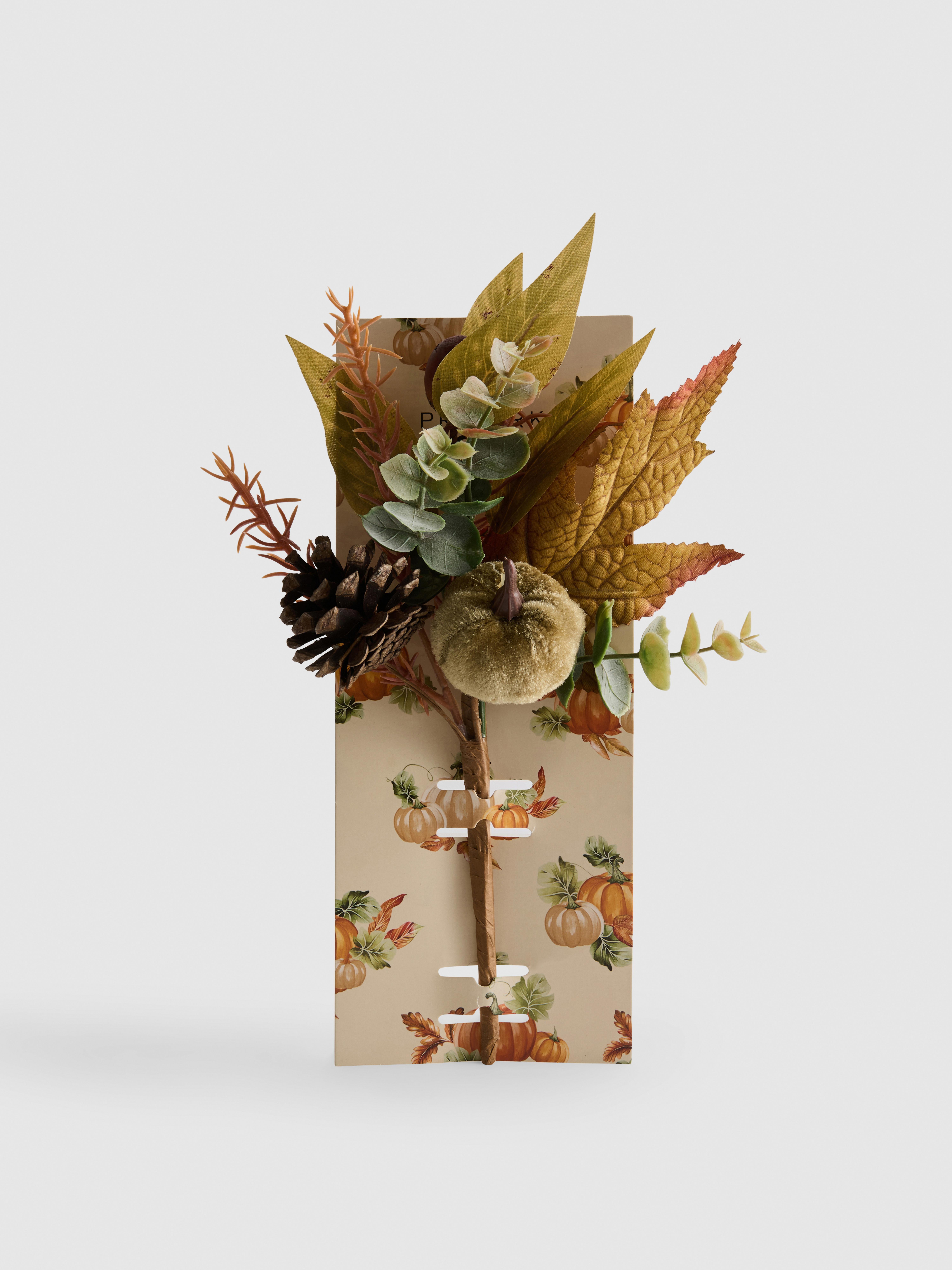 Kunstzweig mit Herbstlaub