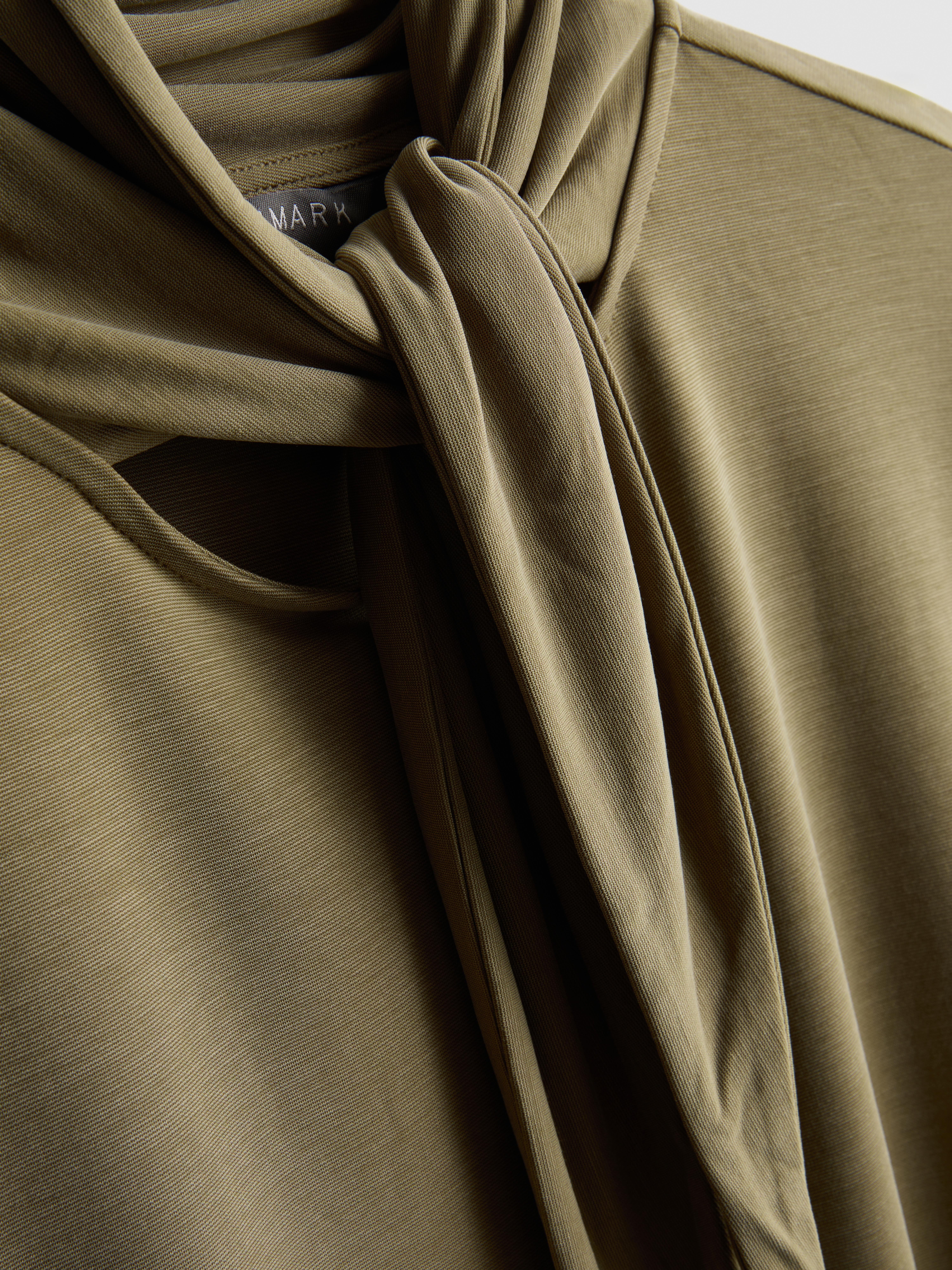 Camiseta de punto con cuello anudado