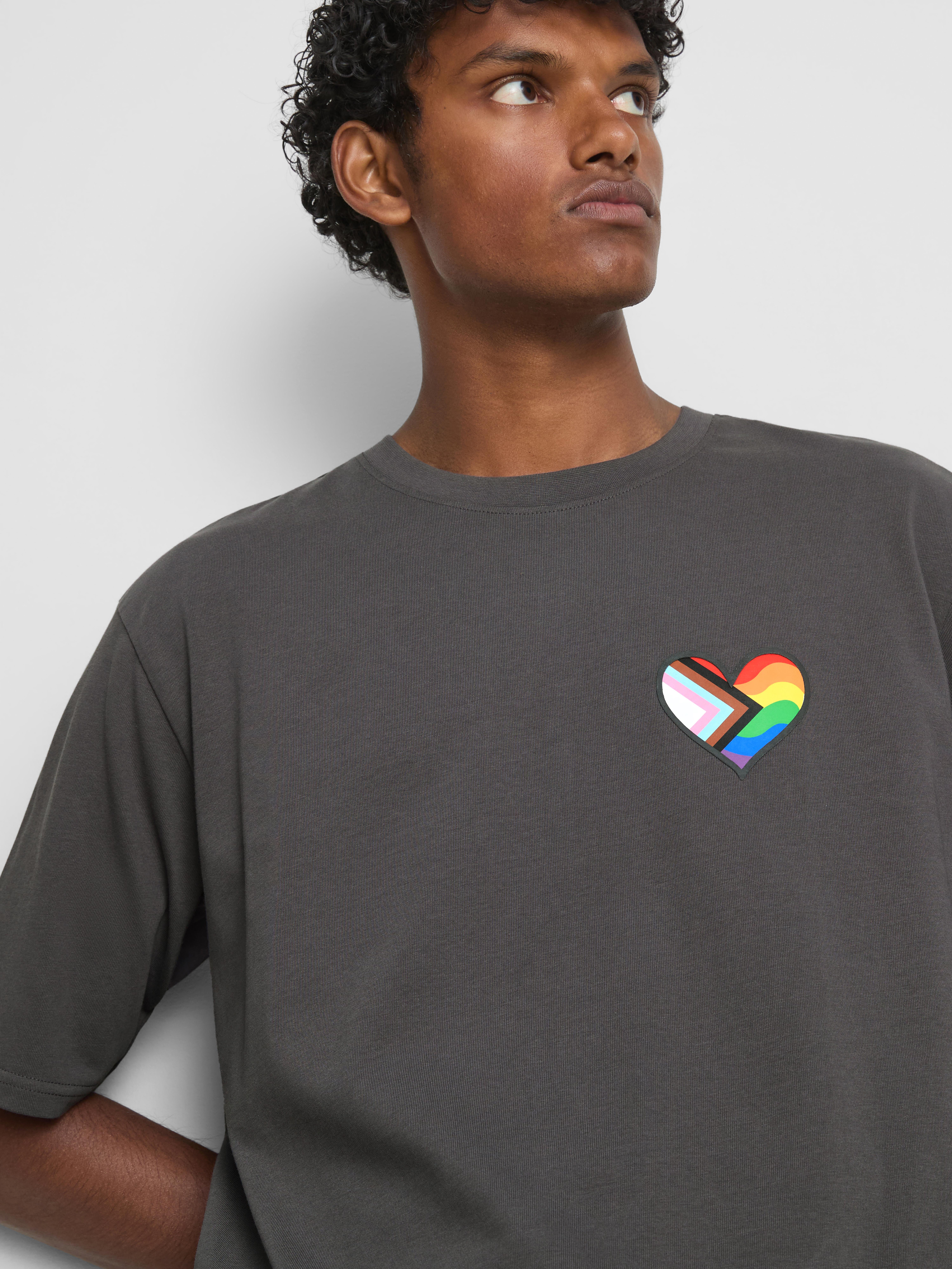 T-Shirt mit Pride-Herz-Grafik