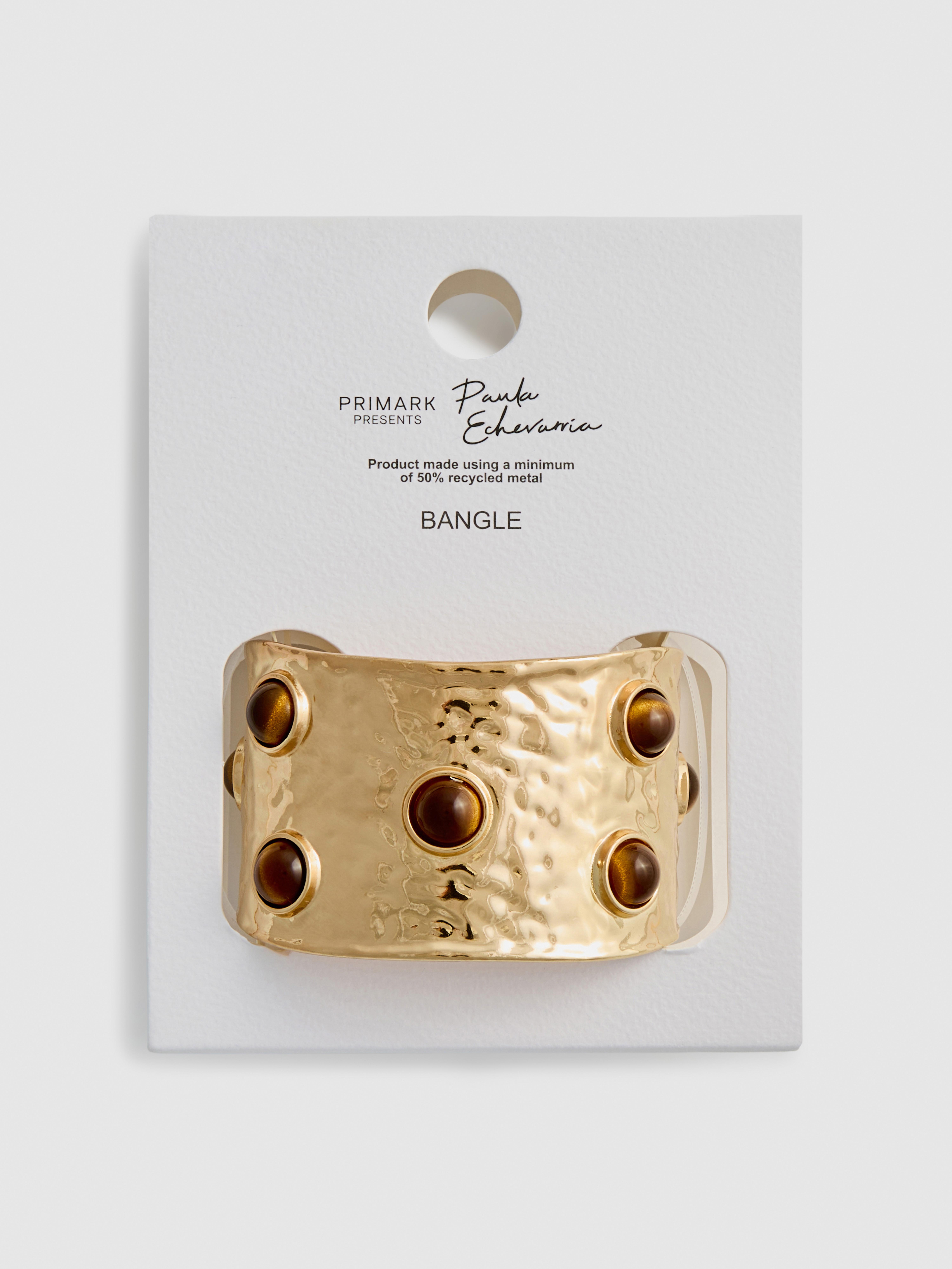 Brazalete con detalle de cuentas de Paula Echevarría