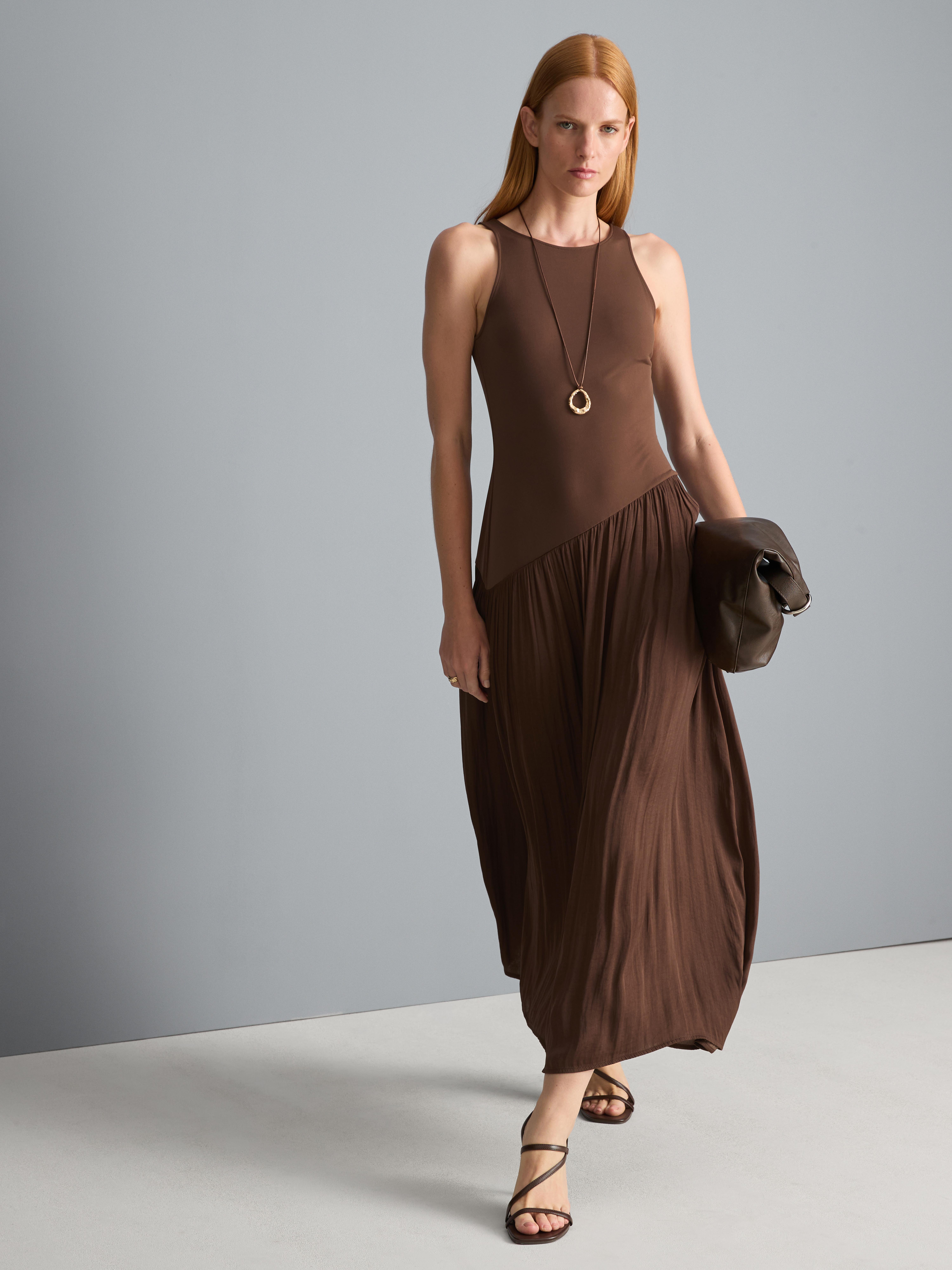 Robe mi-longue à ourlet plongeant