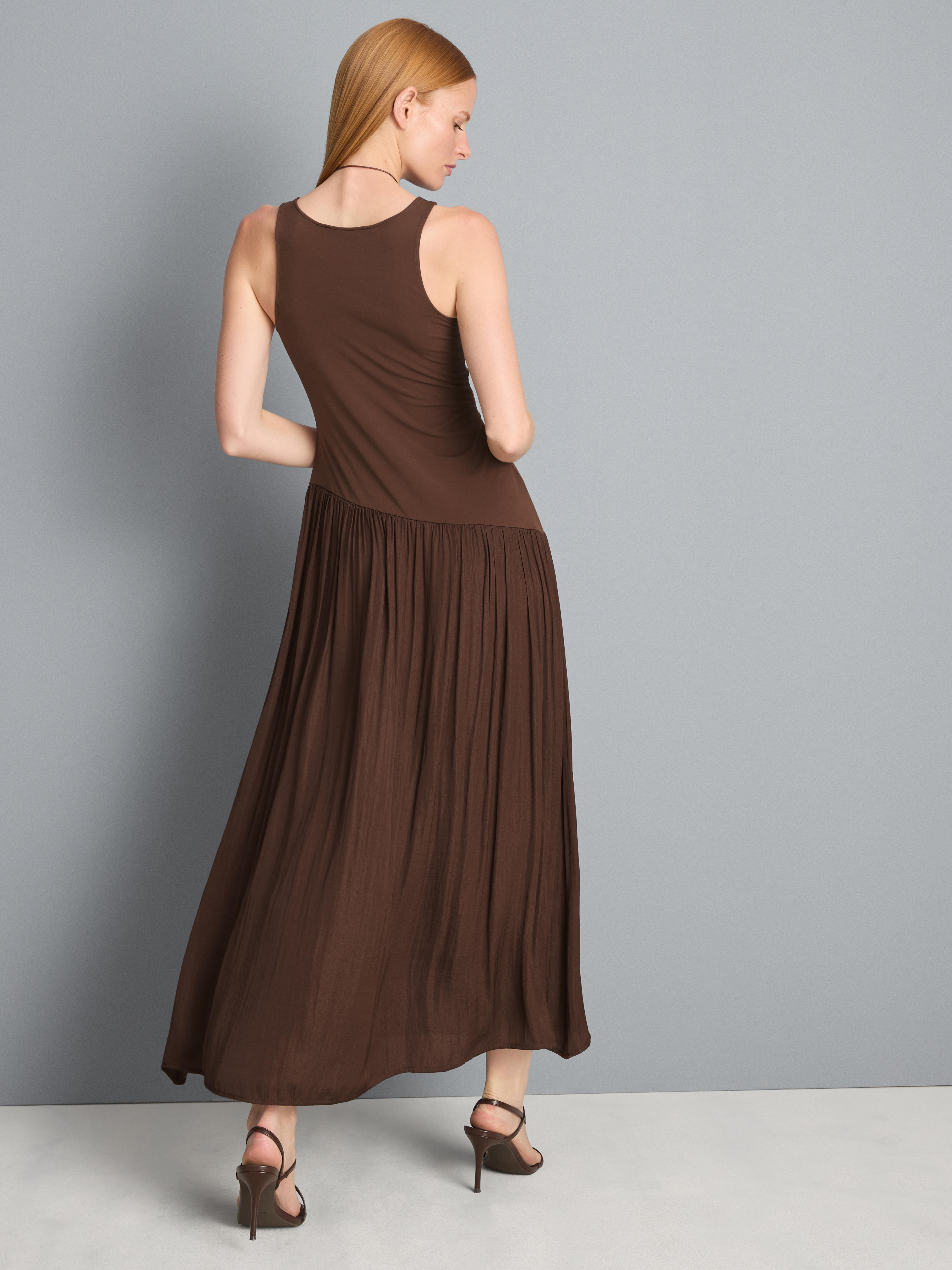 Robe mi-longue à ourlet plongeant