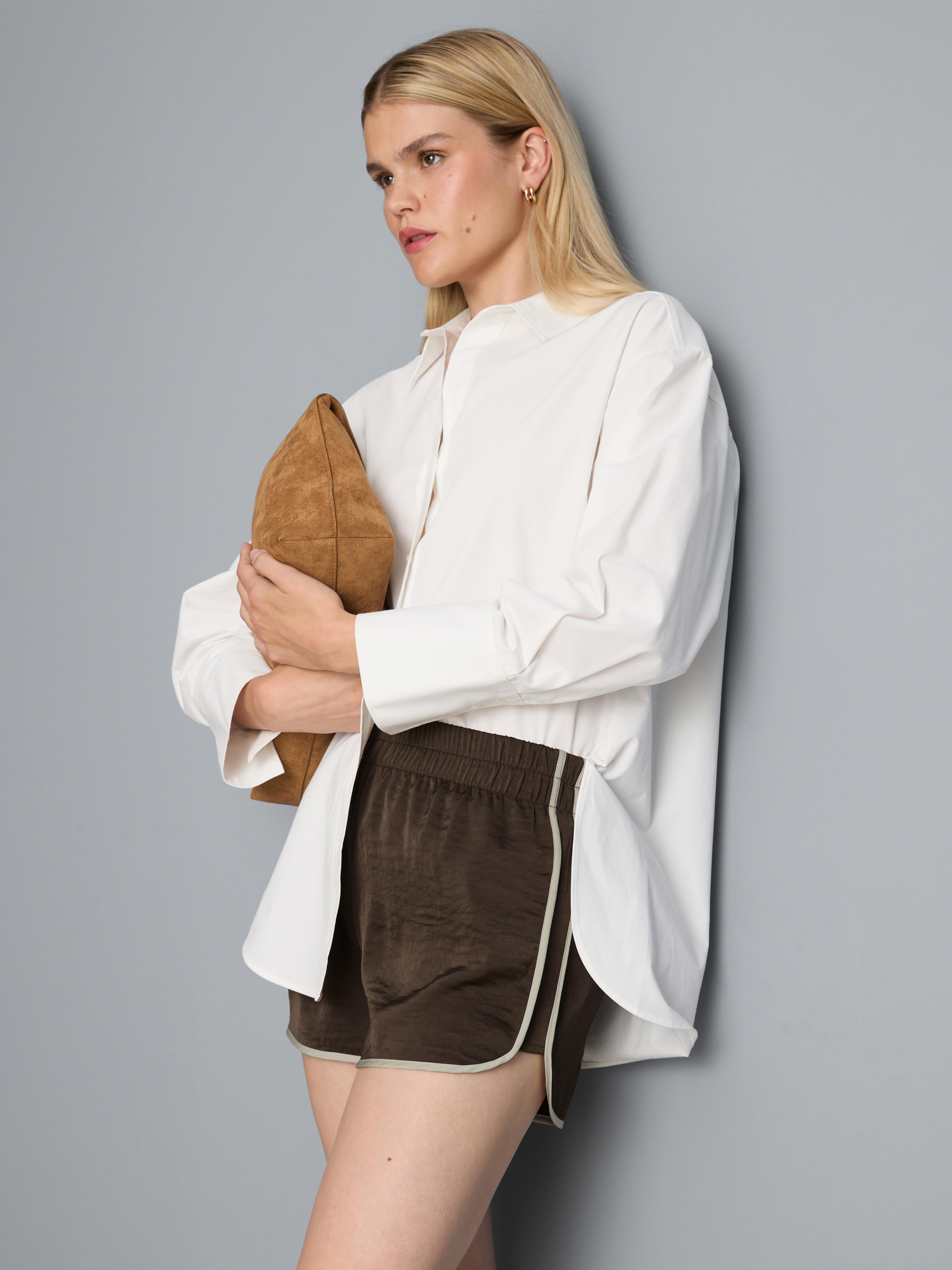 Satin-Laufshorts mit Paspelierung