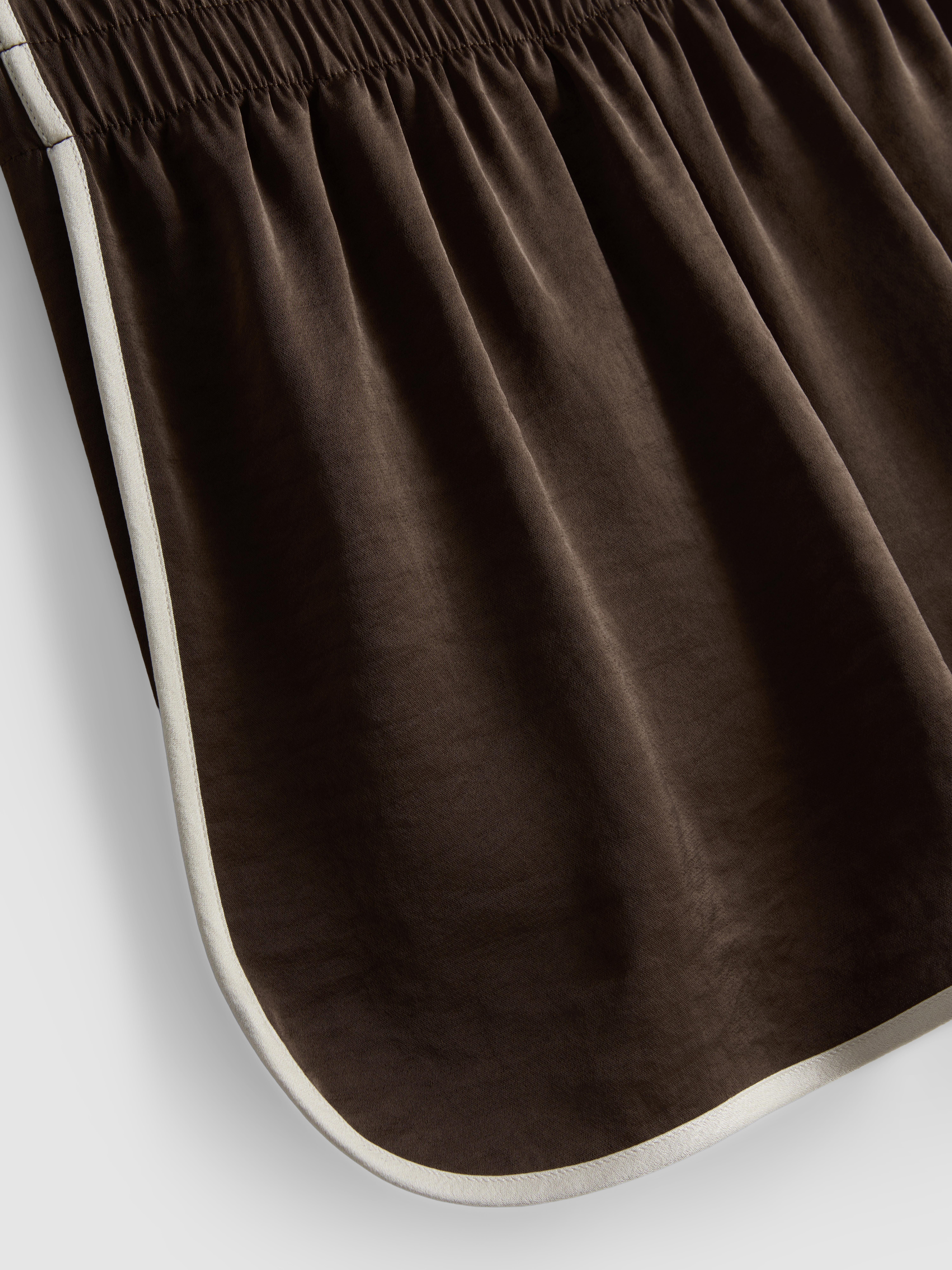 Satin-Laufshorts mit Paspelierung