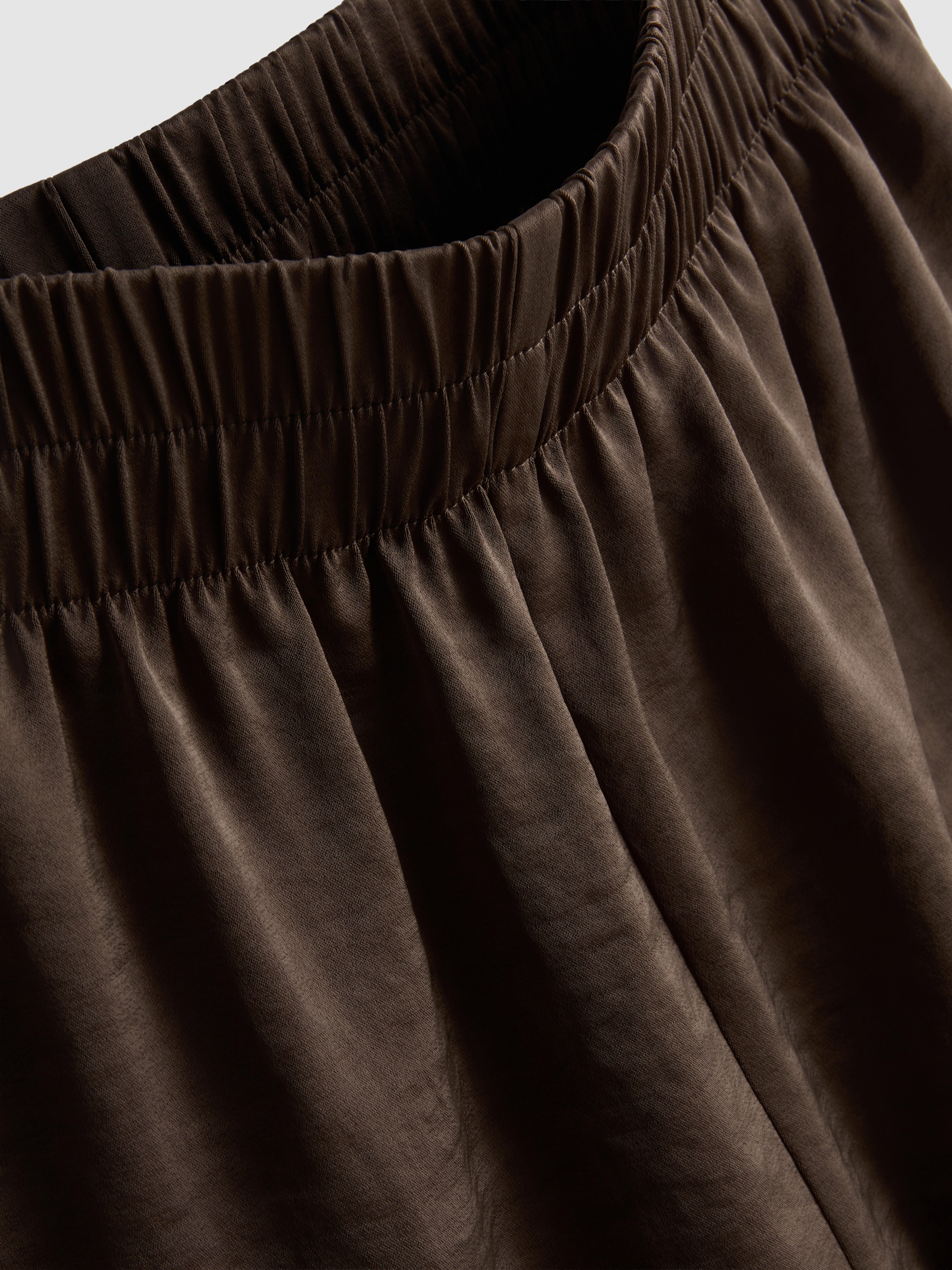 Satin-Laufshorts mit Paspelierung