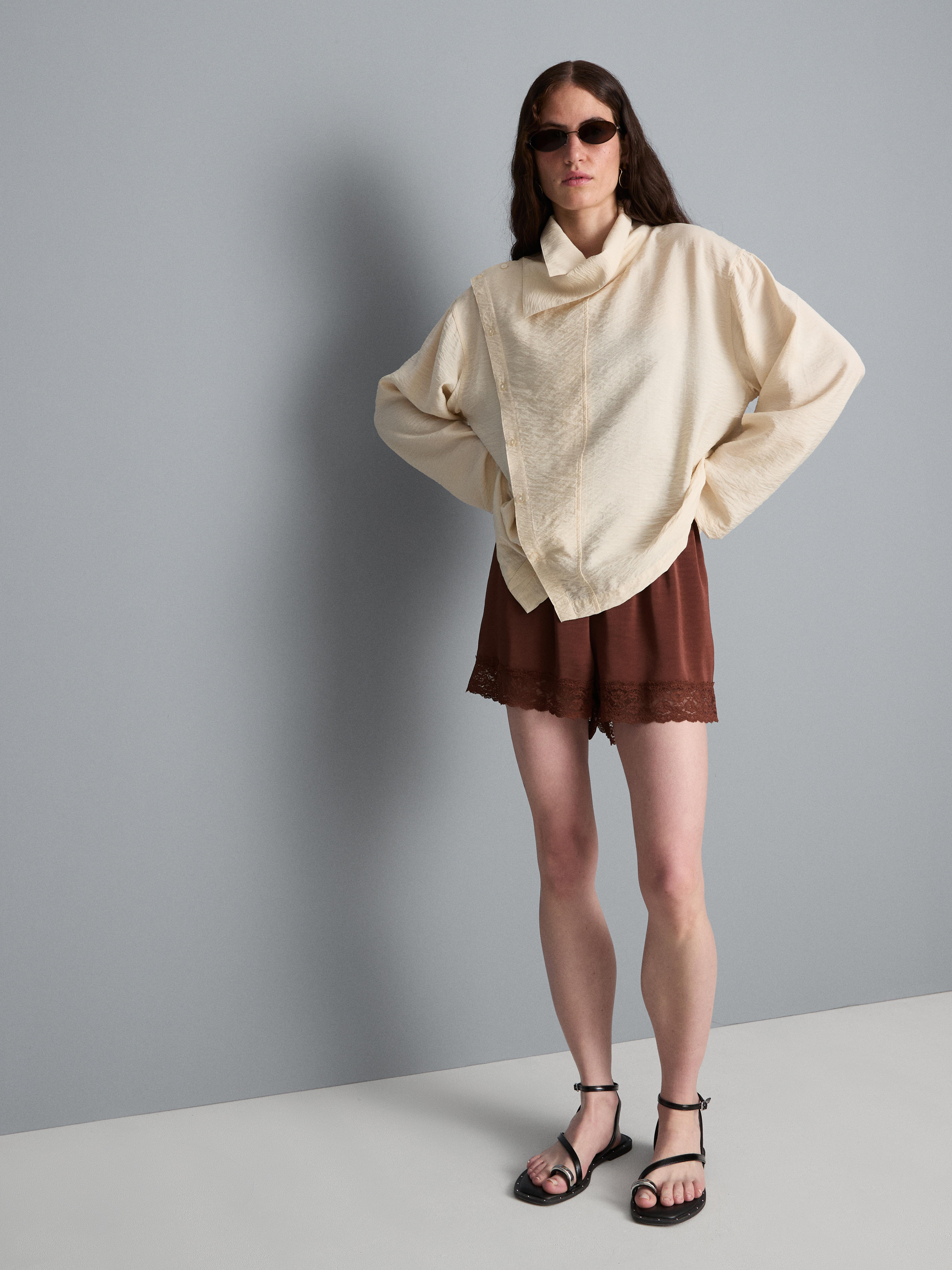 Pantalones cortos de satén con ribete de encaje