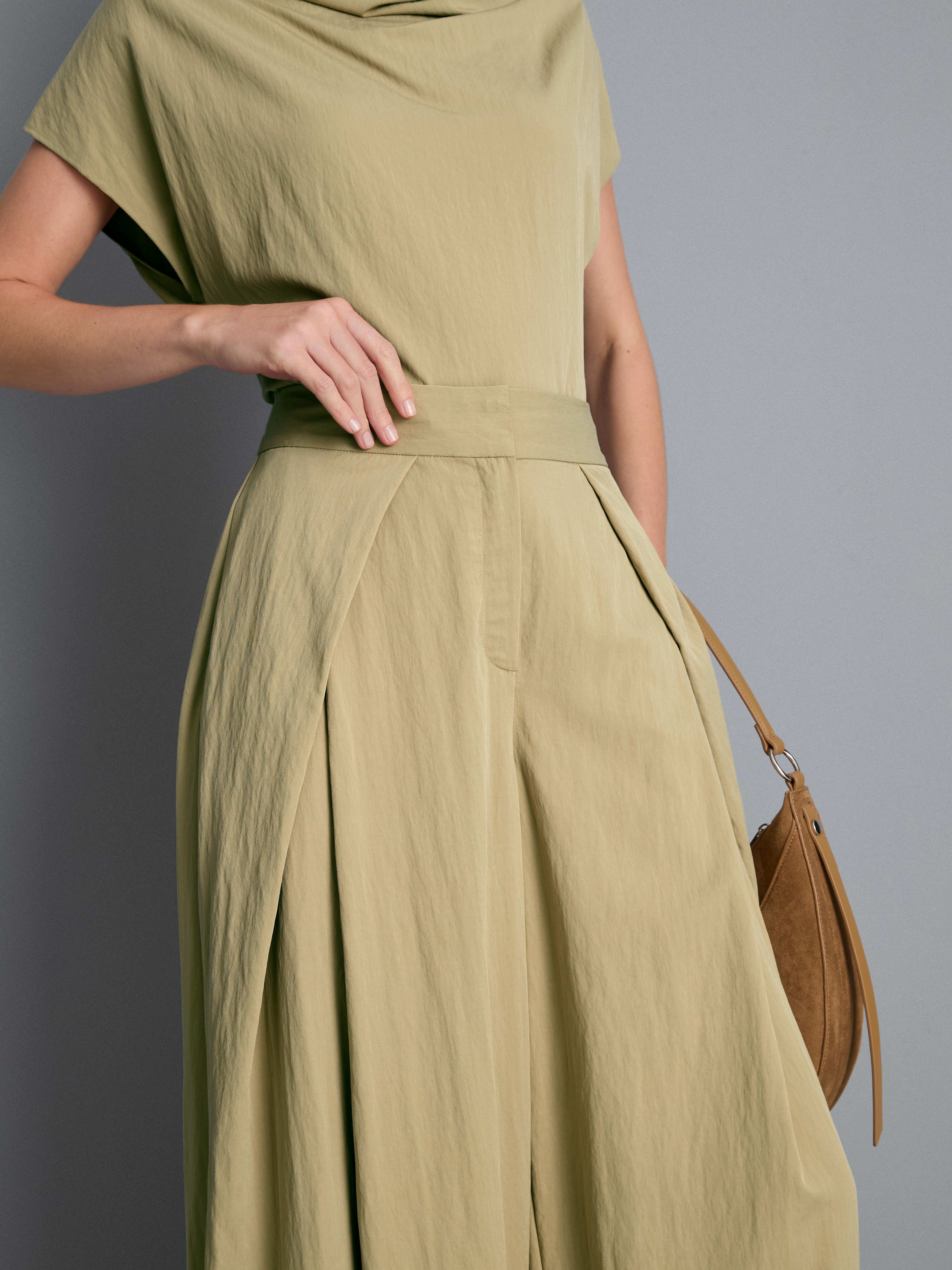 Hose mit weitem Bein und plissierter Stofflage
