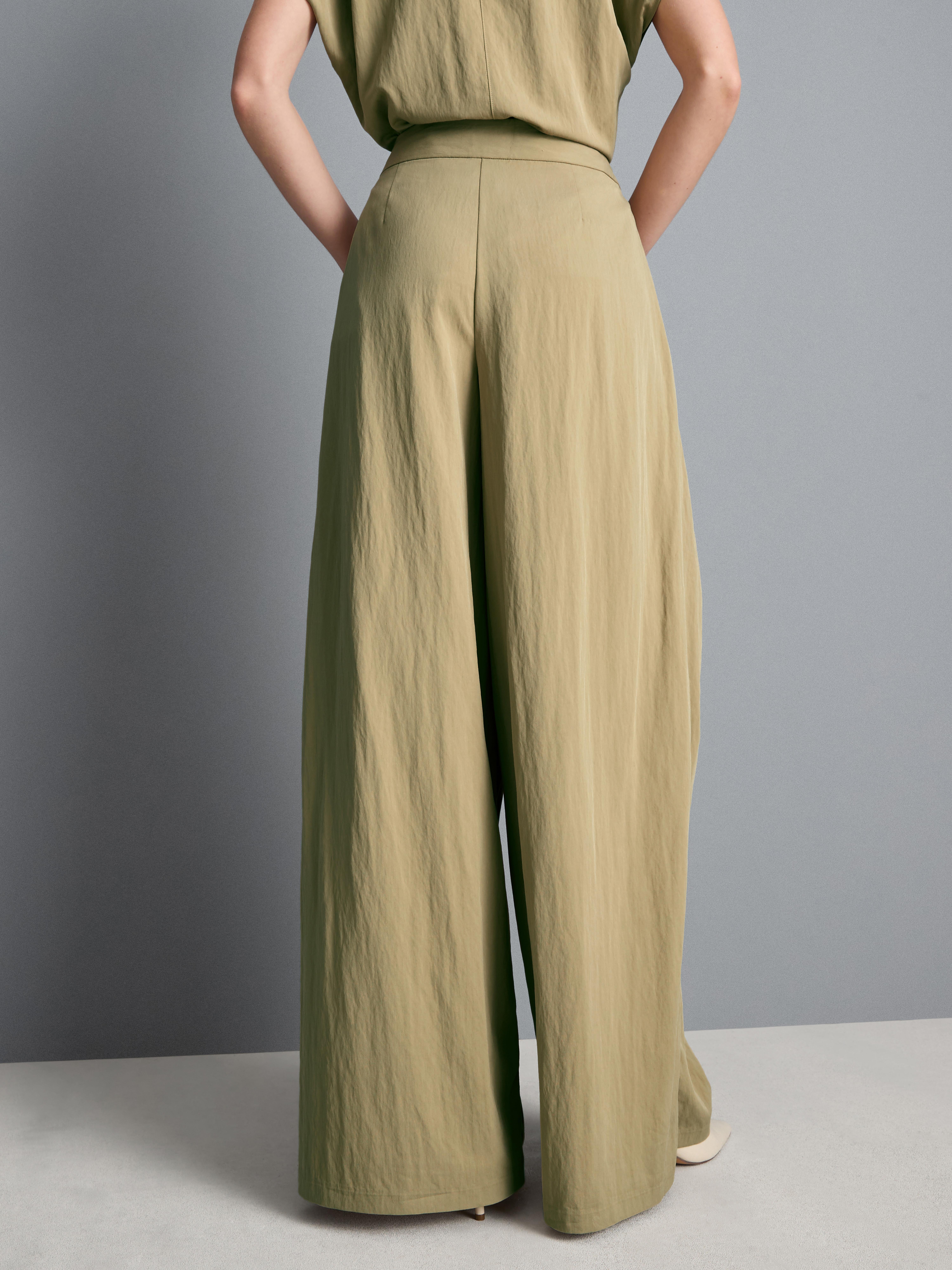 Hose mit weitem Bein und plissierter Stofflage