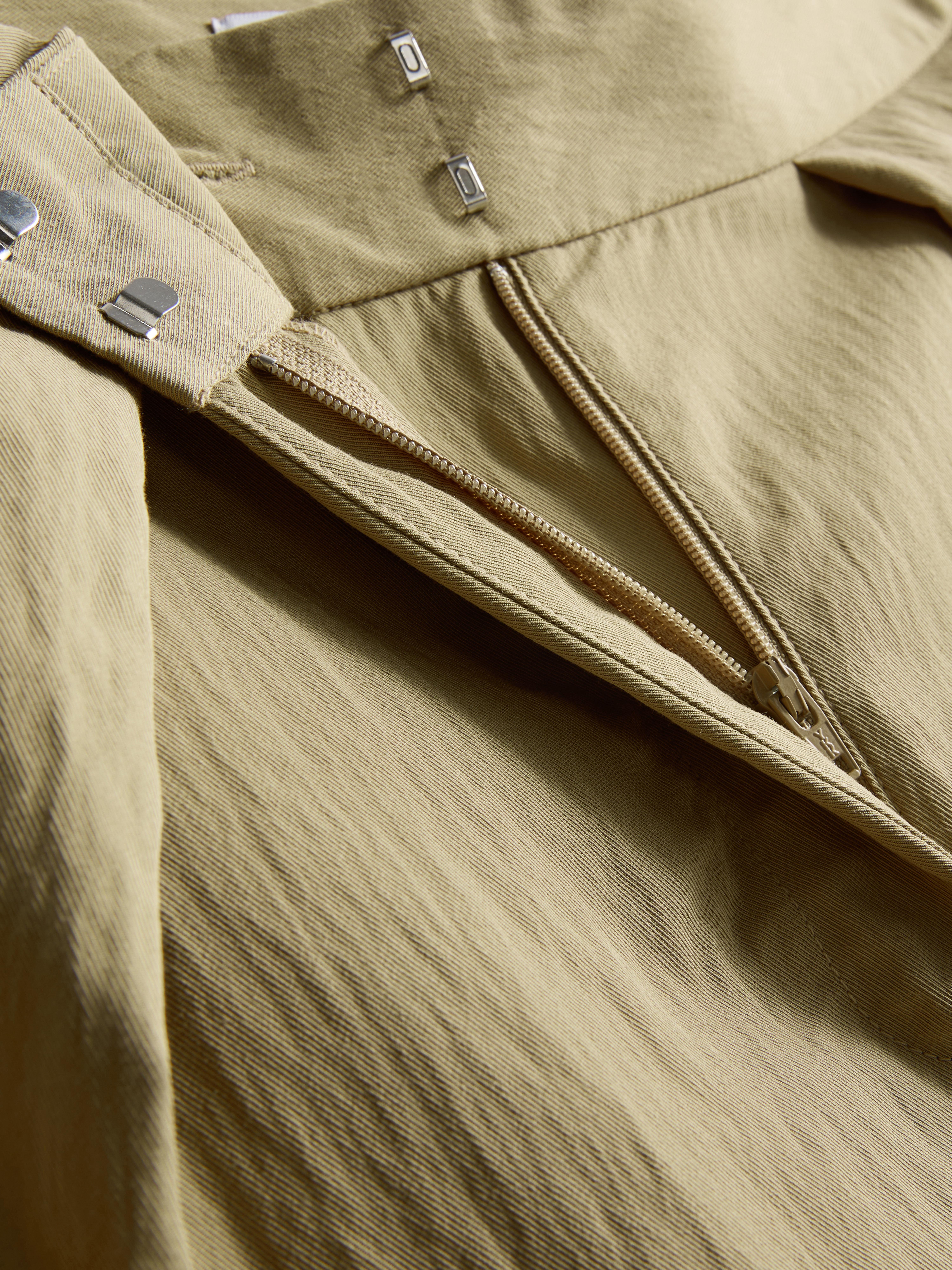Hose mit weitem Bein und plissierter Stofflage