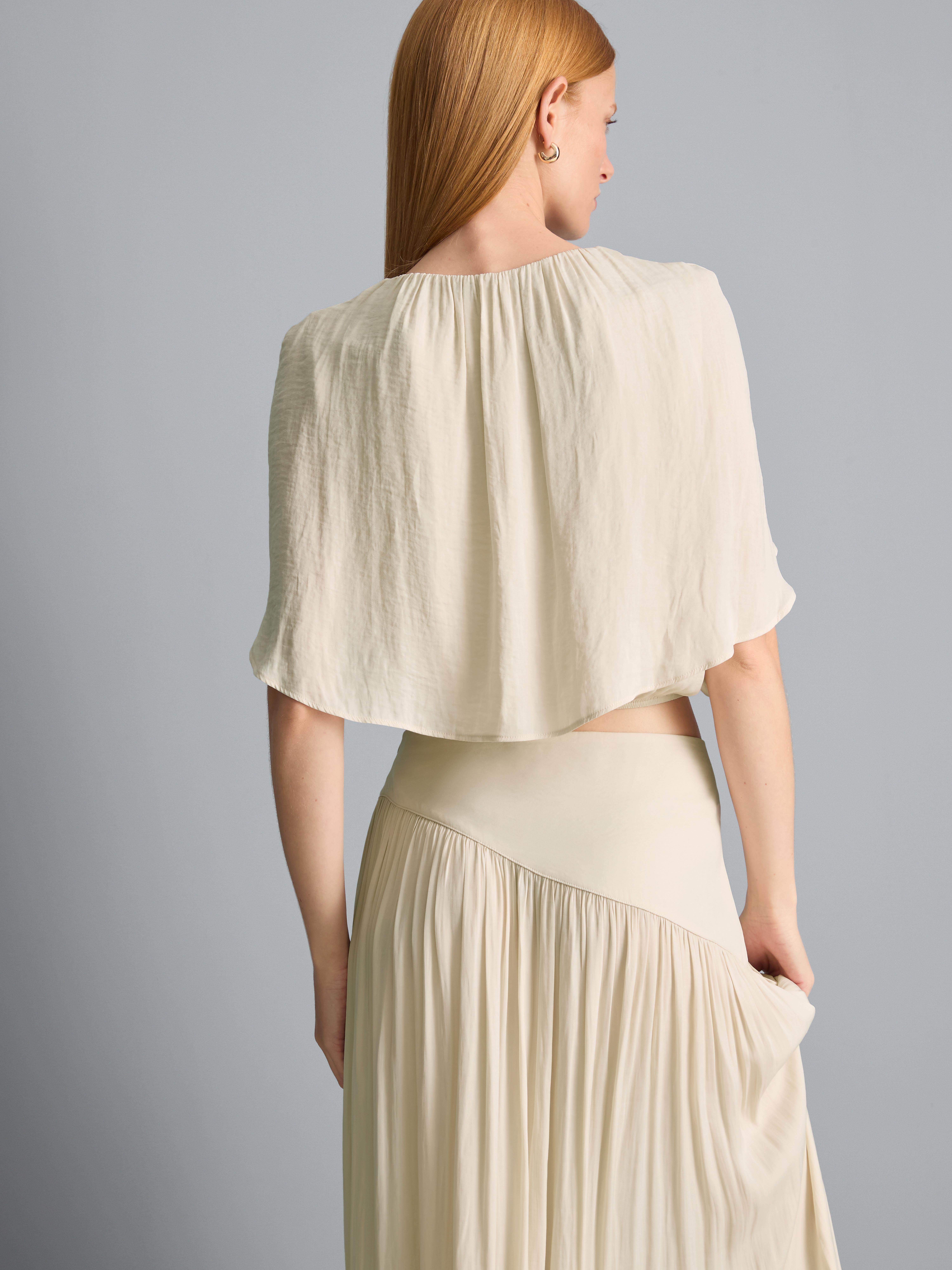 Blusa curta capa drapeada