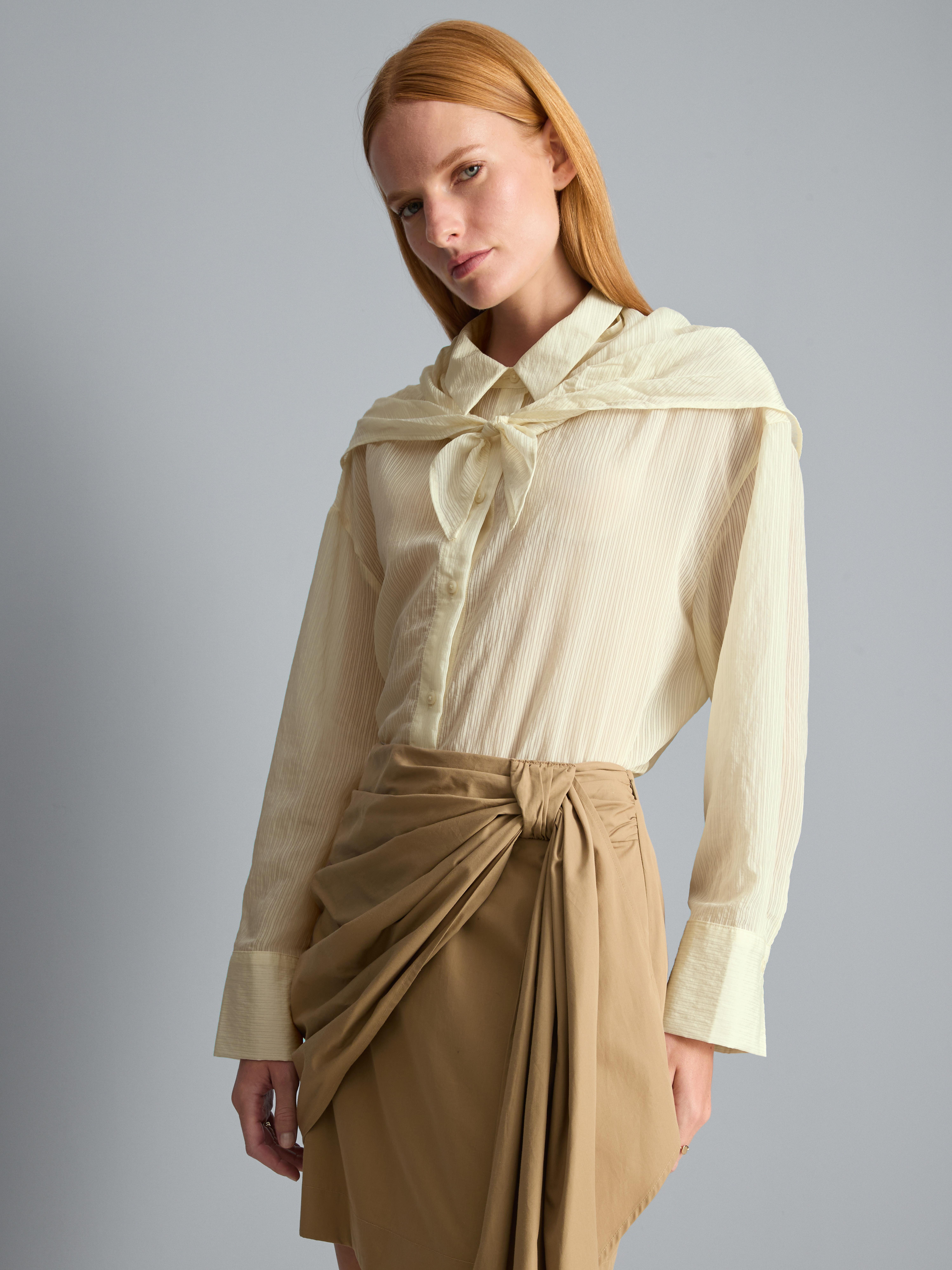 Chemise texturée avec lien à nouer au col