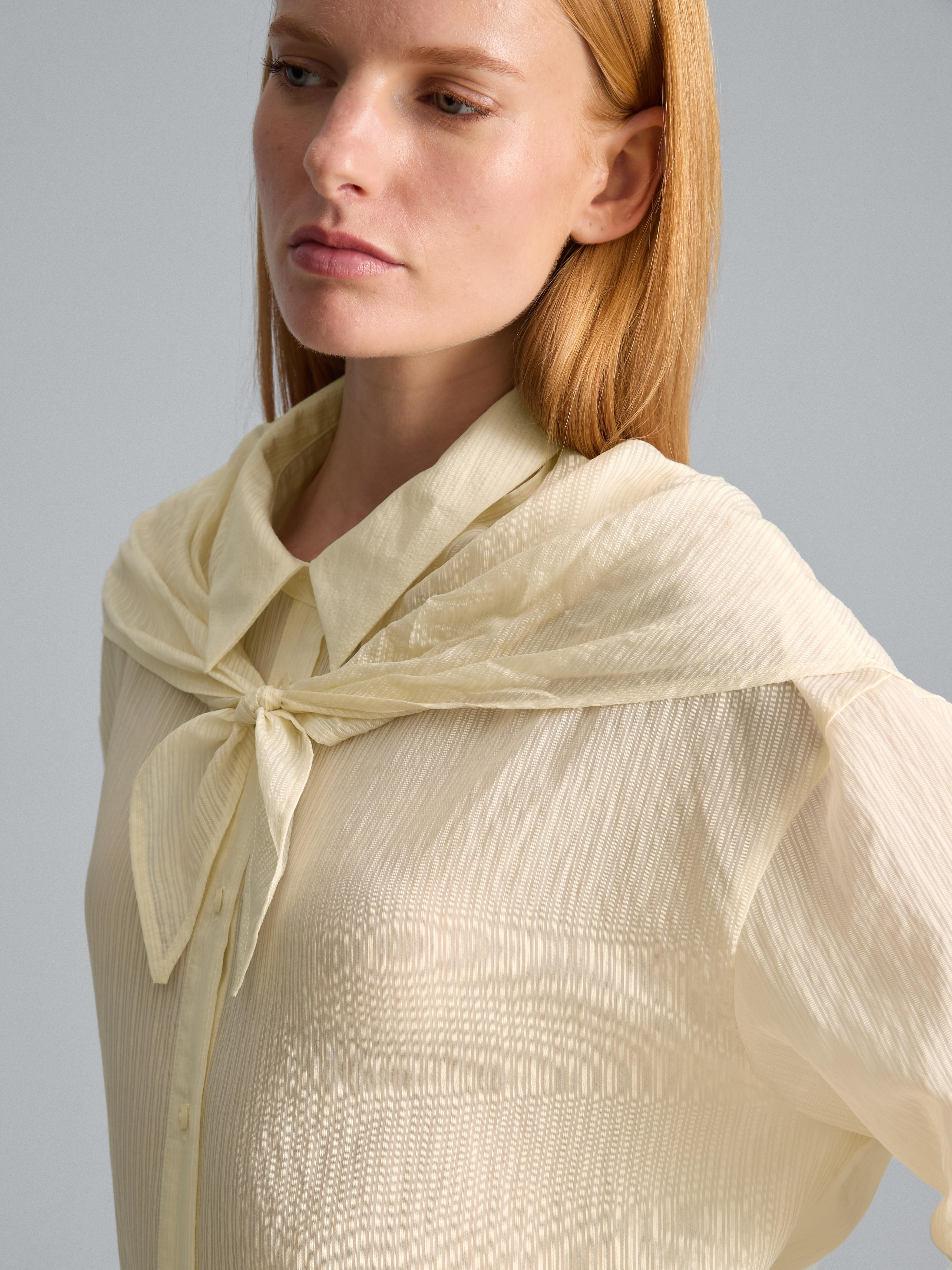Chemise texturée avec lien à nouer au col