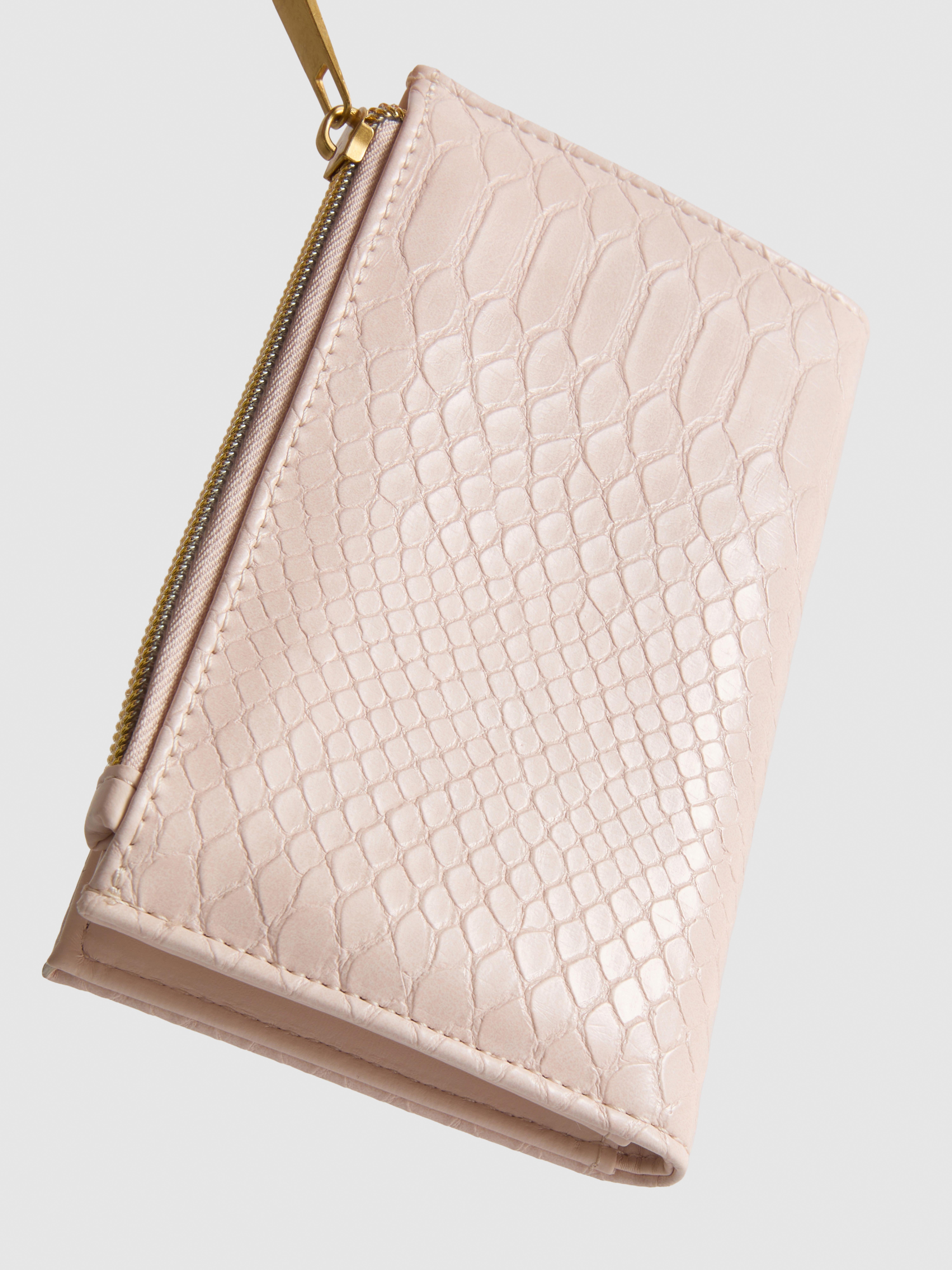 Cartera con efecto piel de cocodrilo