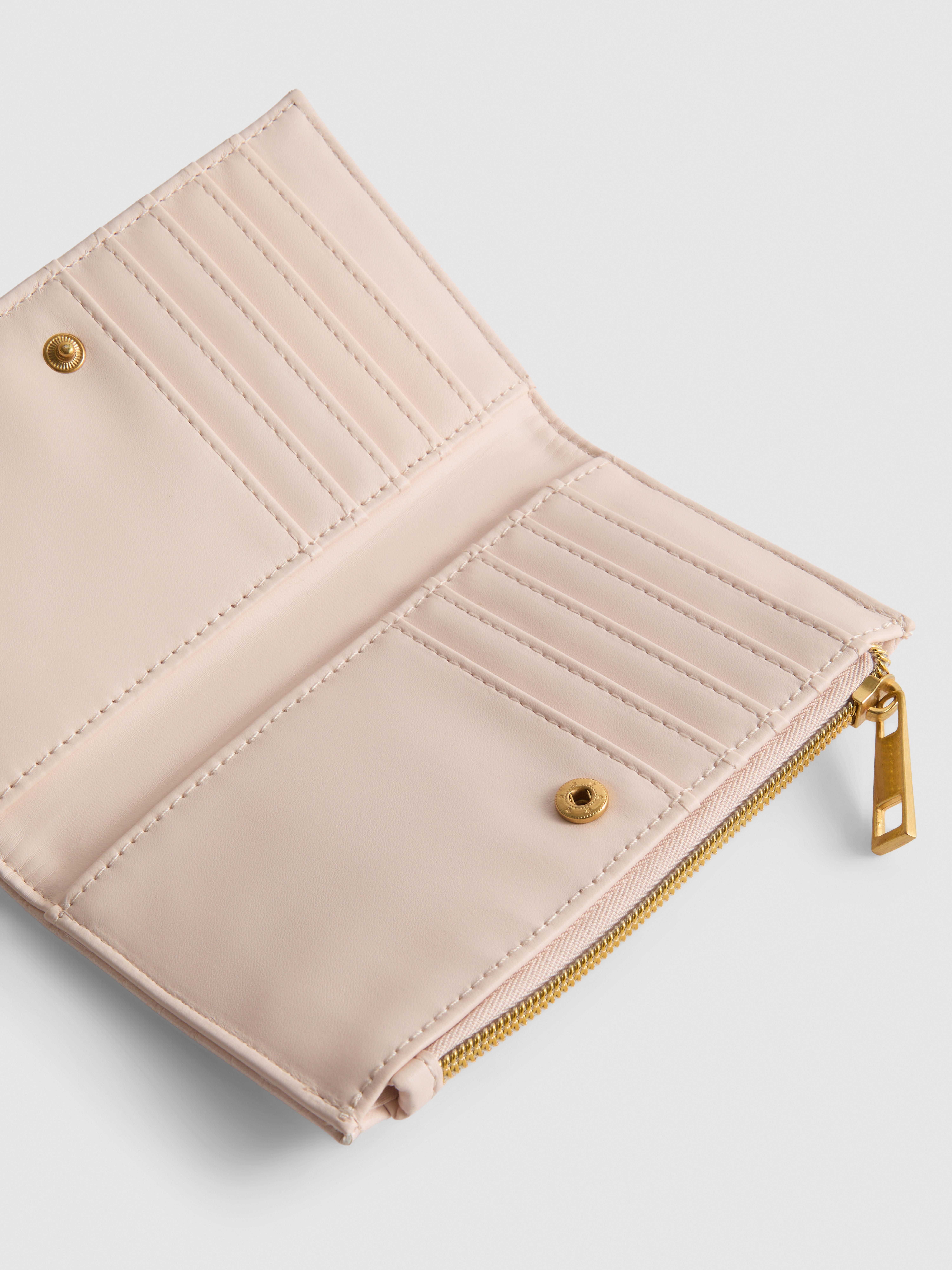 Cartera con efecto piel de cocodrilo