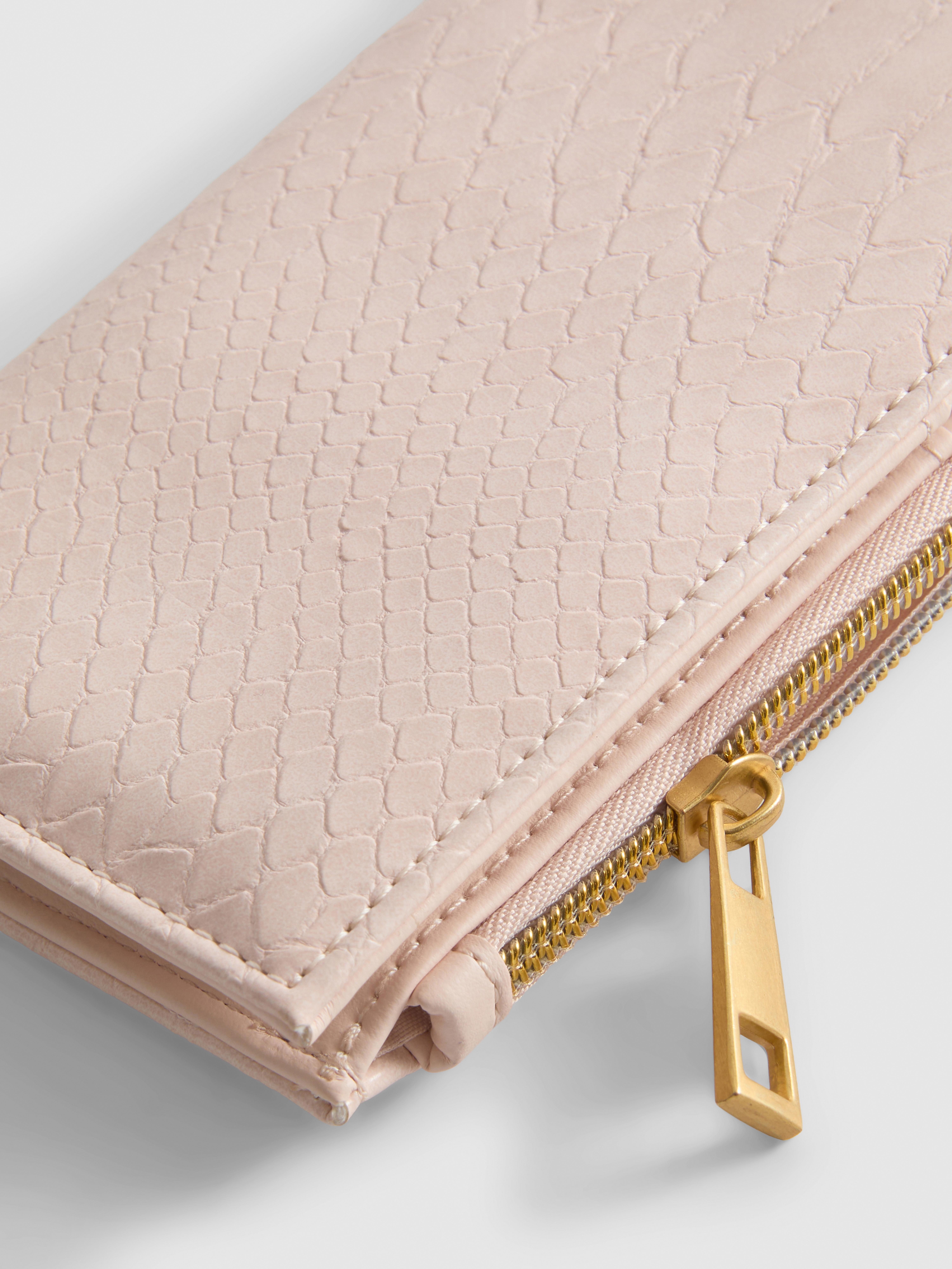 Cartera con efecto piel de cocodrilo