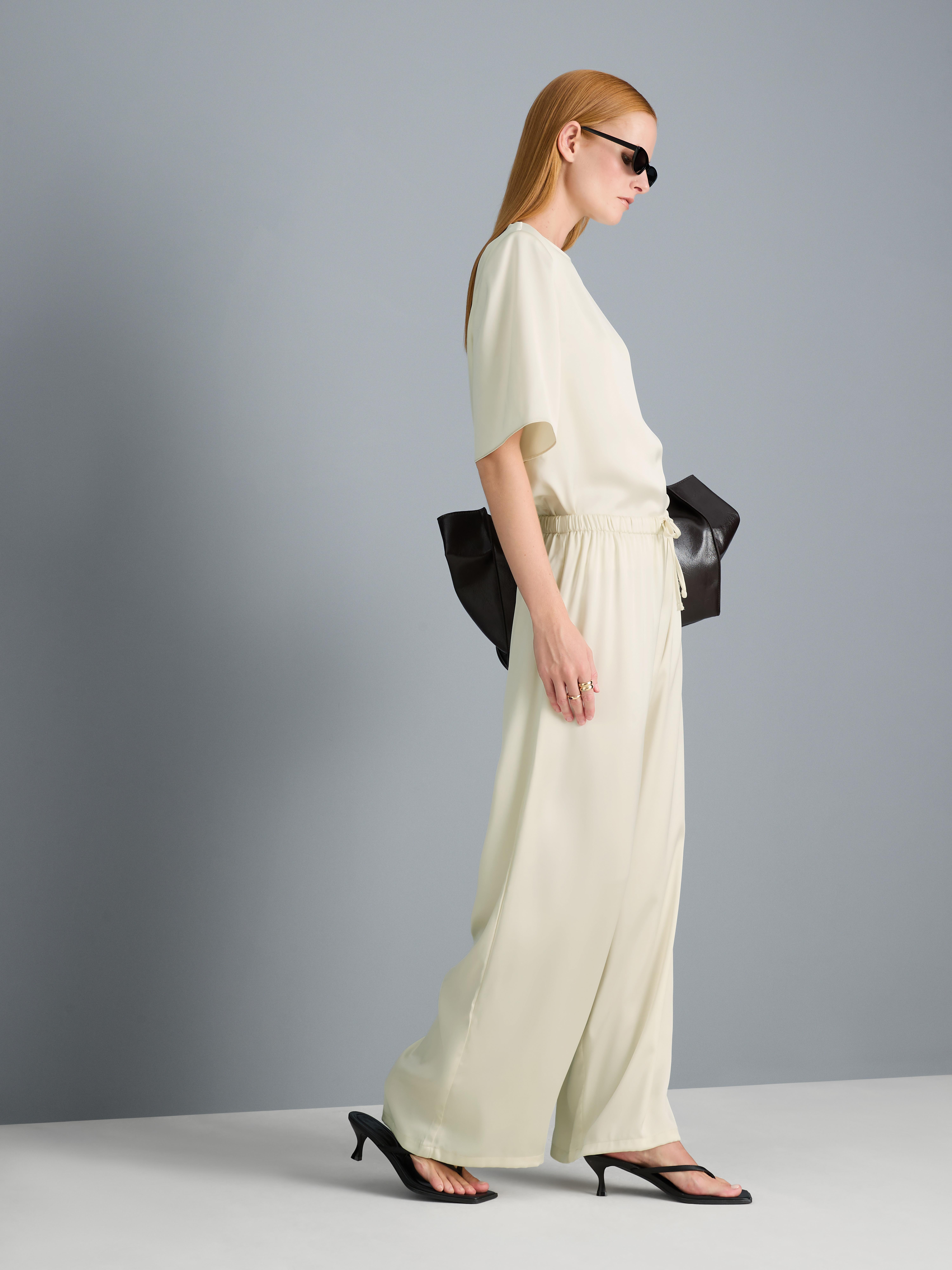 Satinhose mit weitem Bein