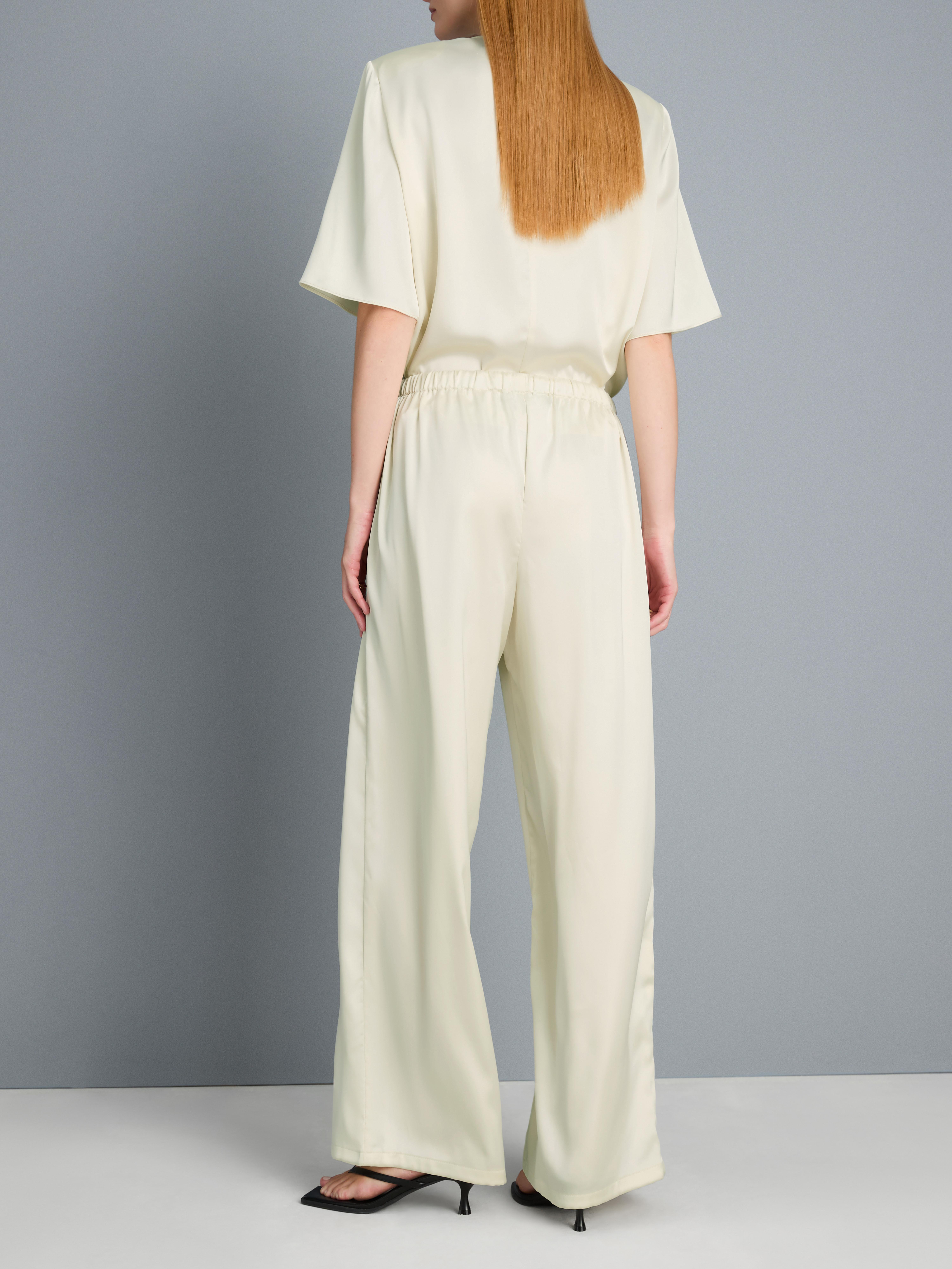 Satinhose mit weitem Bein