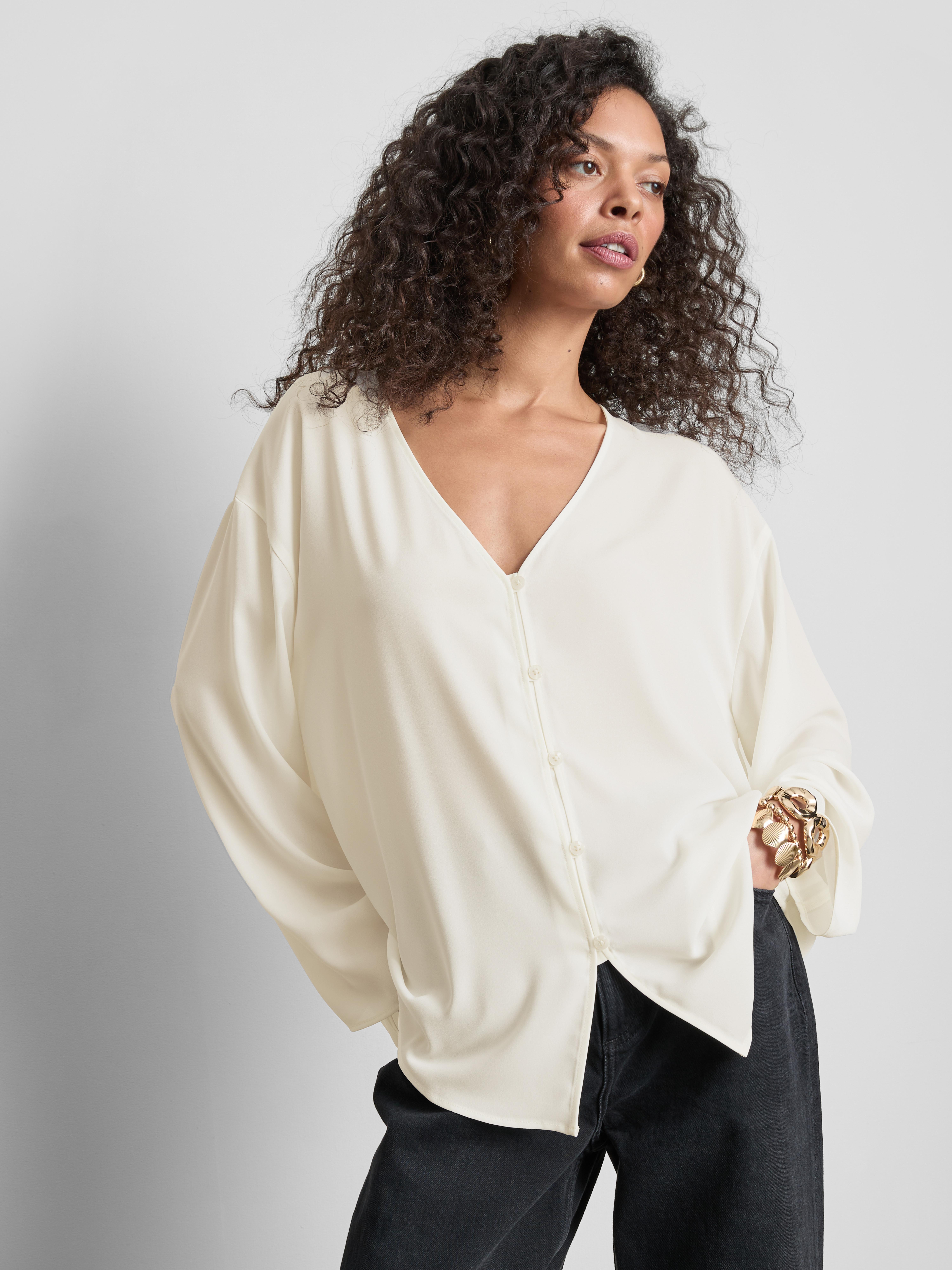 Blusa de crepé con cuello de pico