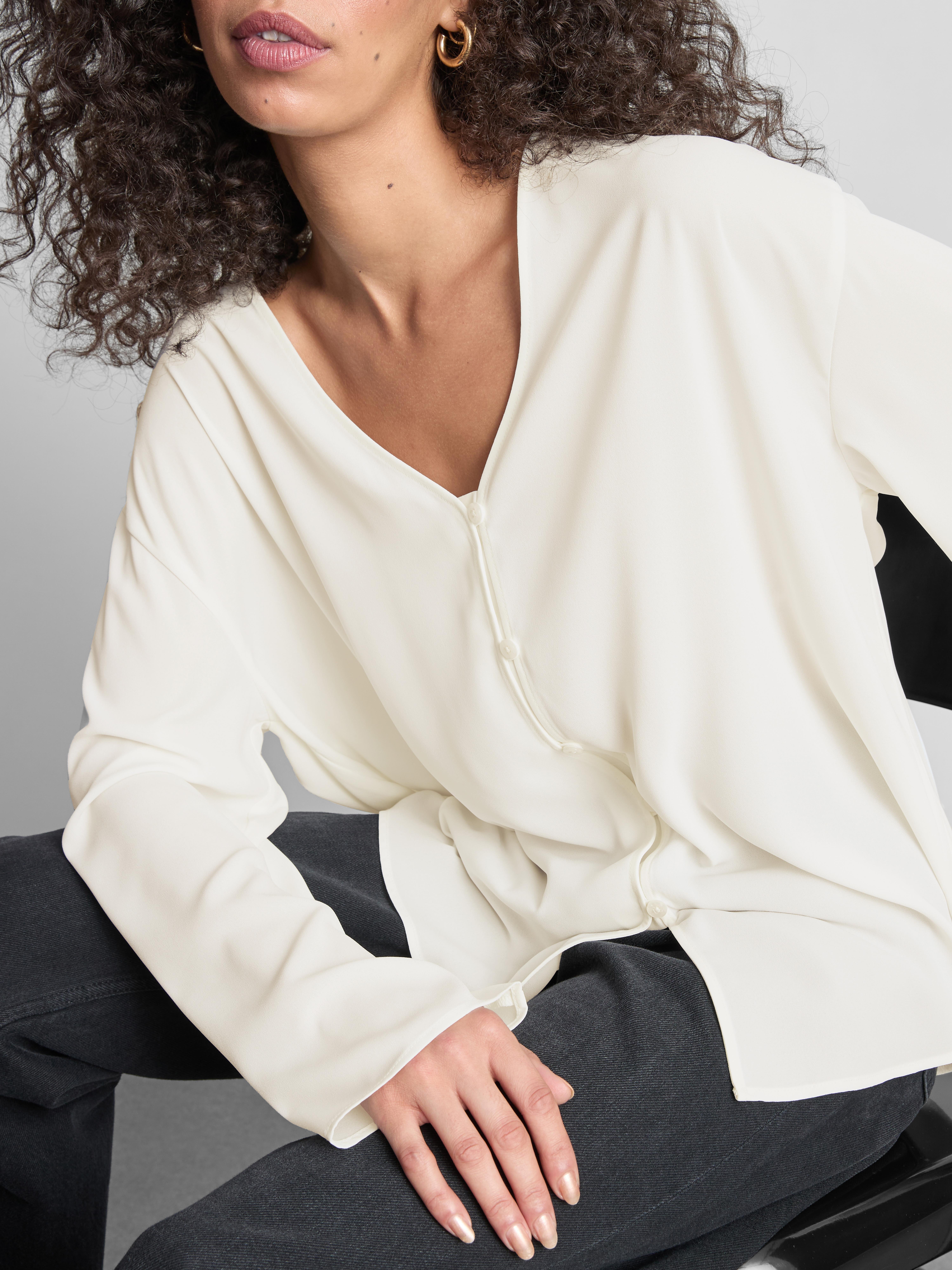 Blusa de crepé con cuello de pico