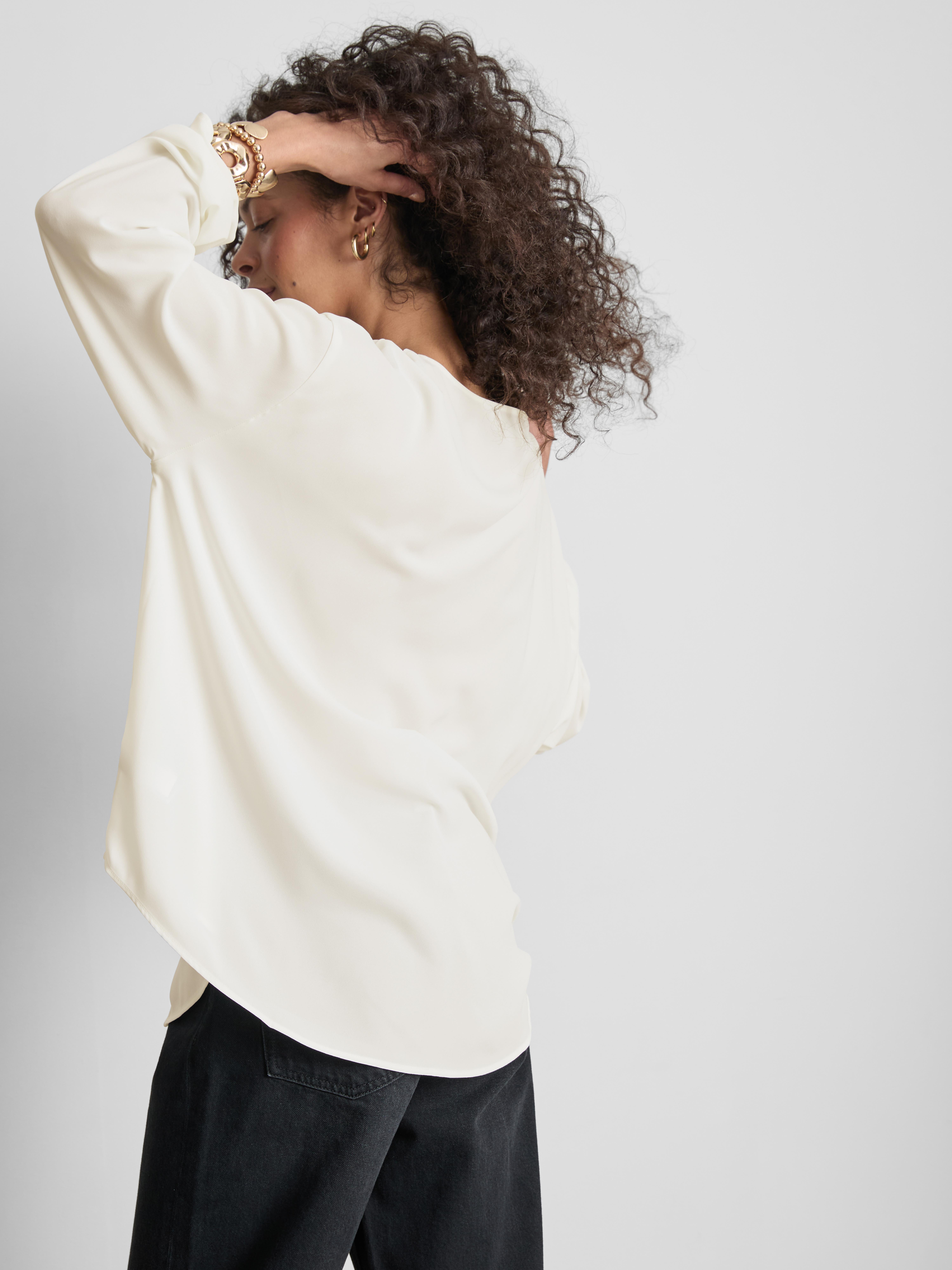 Blusa de crepé con cuello de pico