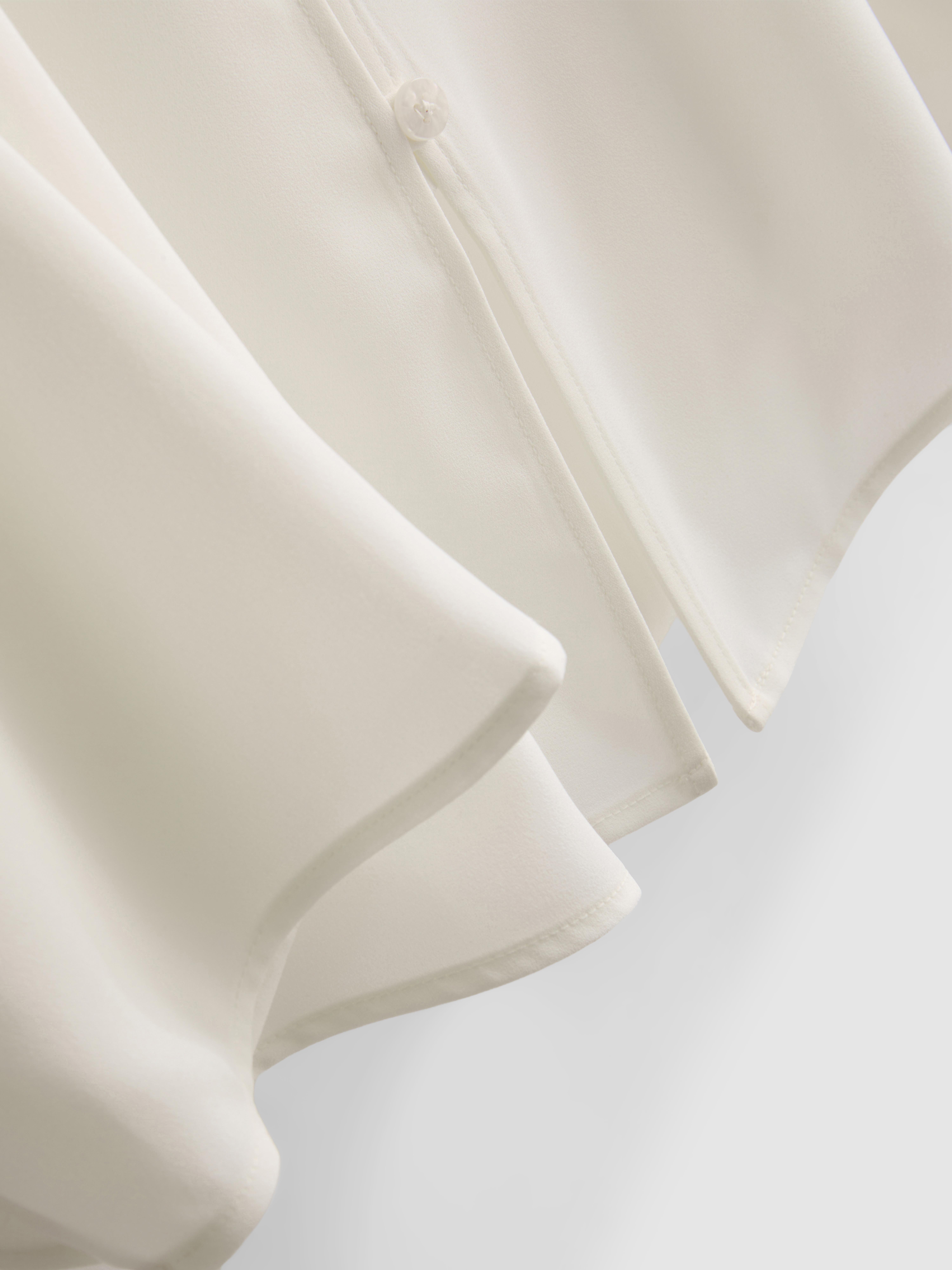 Blusa de crepé con cuello de pico