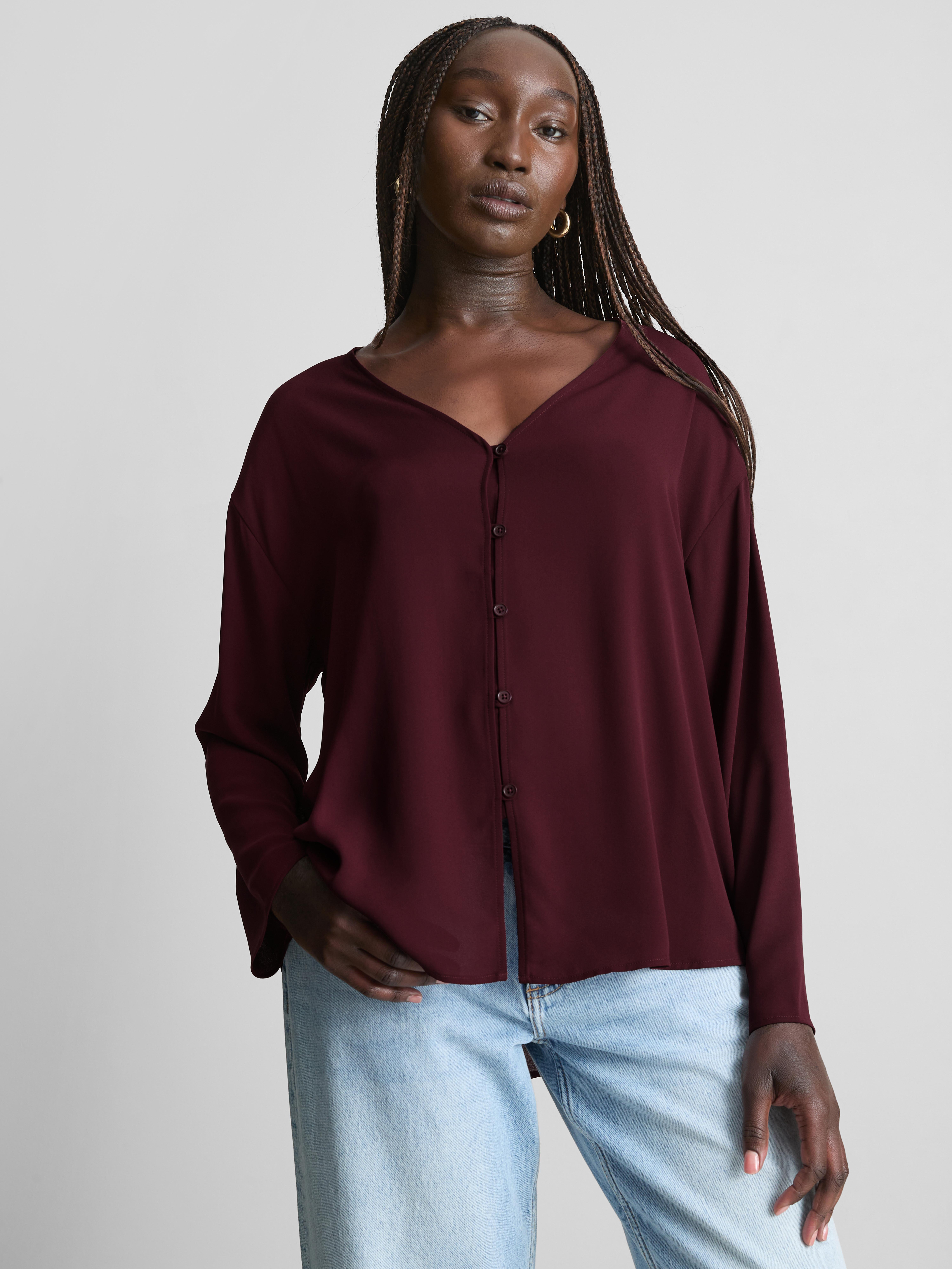Blusa de crepé con cuello de pico