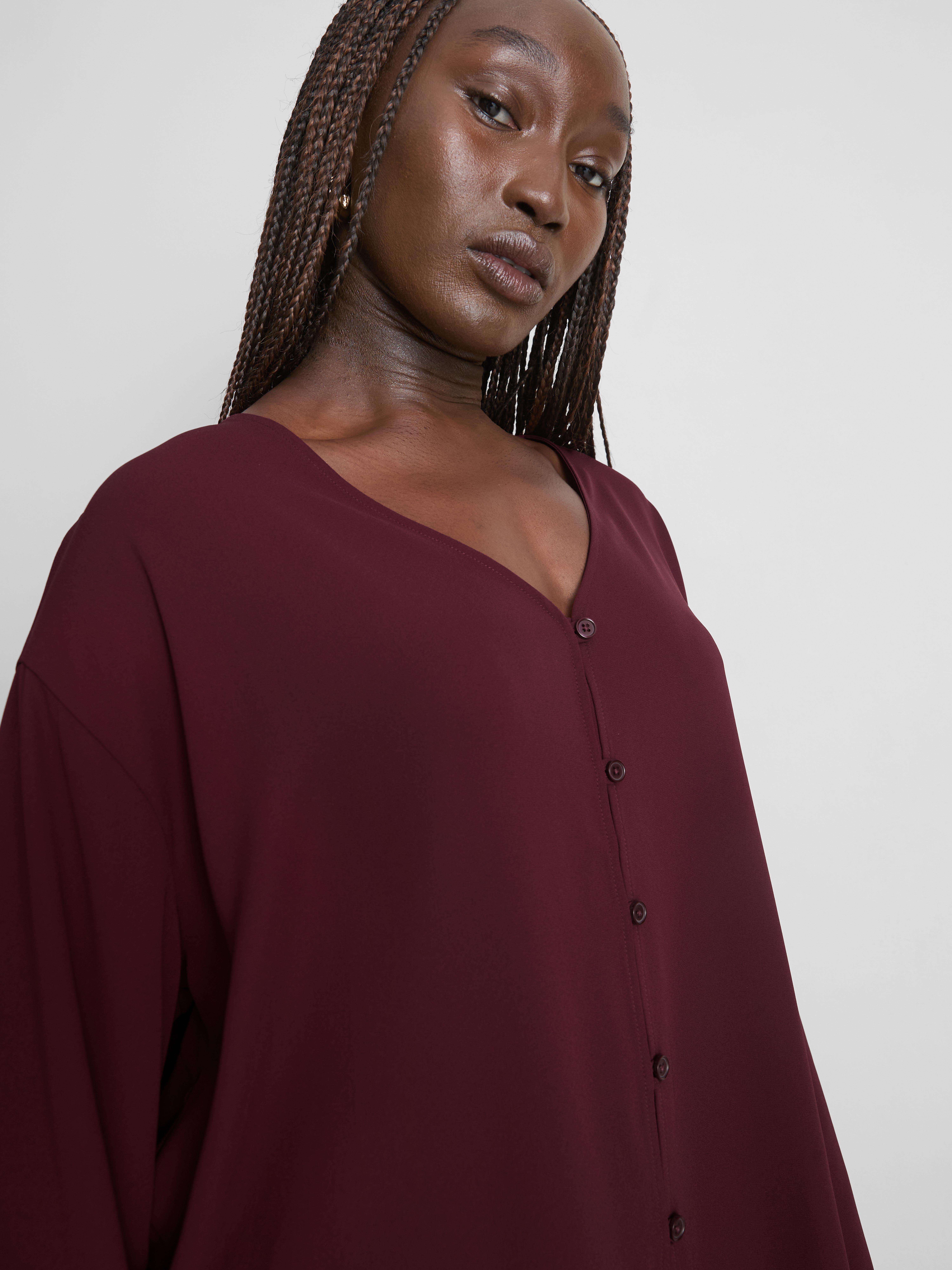 Blusa de crepé con cuello de pico