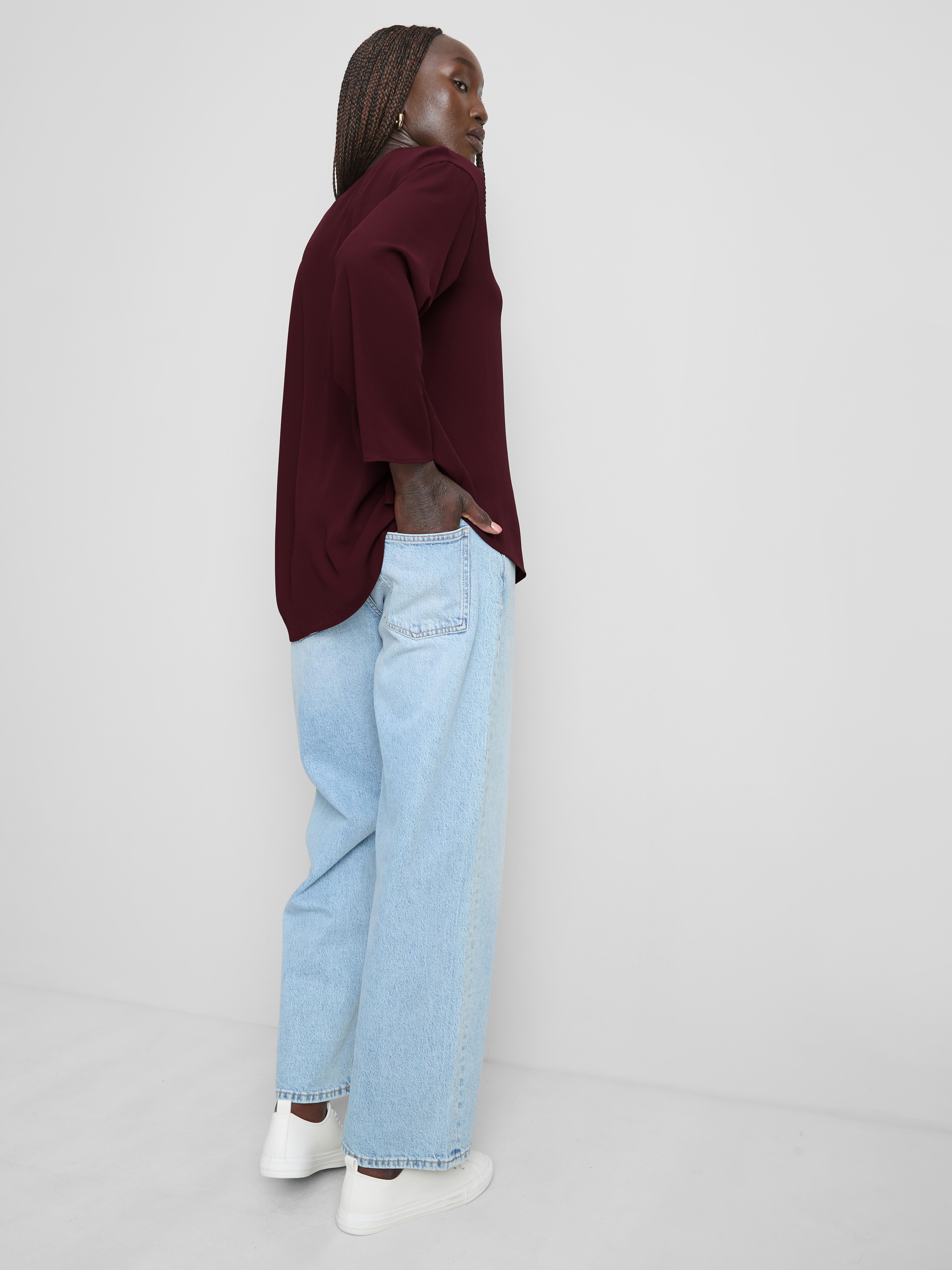 Blusa de crepé con cuello de pico