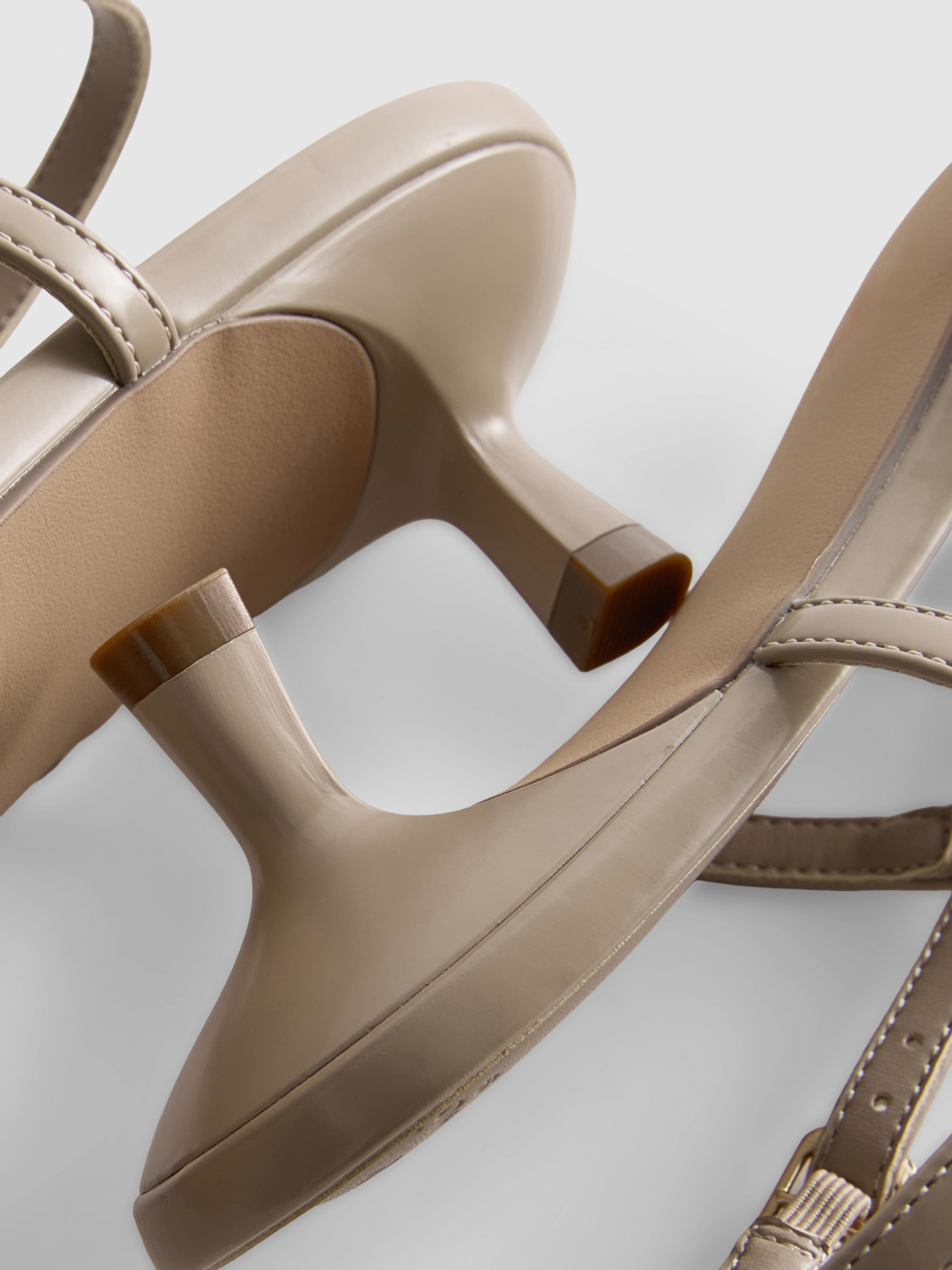 Scarpe con tacco a rocchetto e fibbia