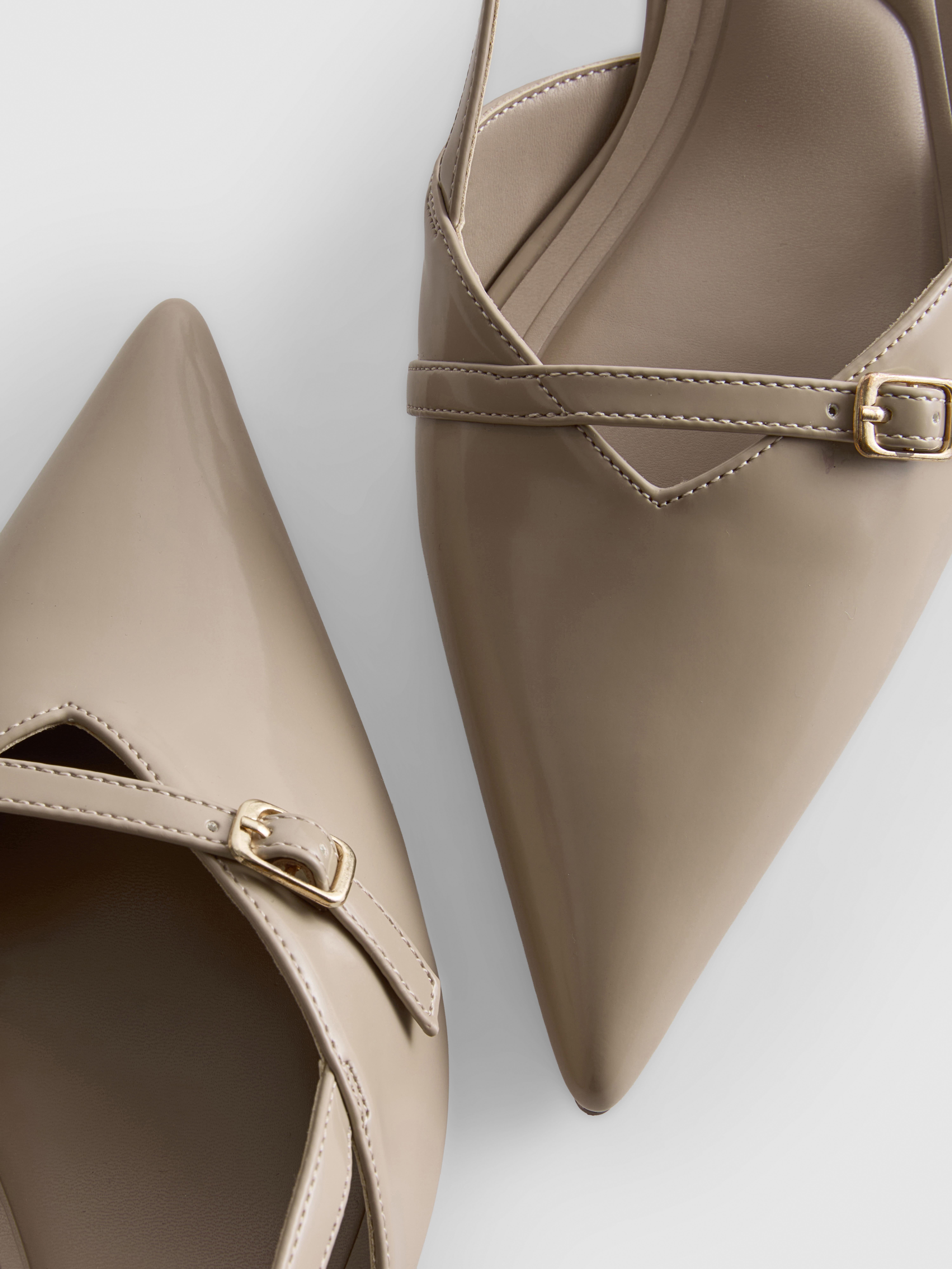 Scarpe con tacco a rocchetto e fibbia