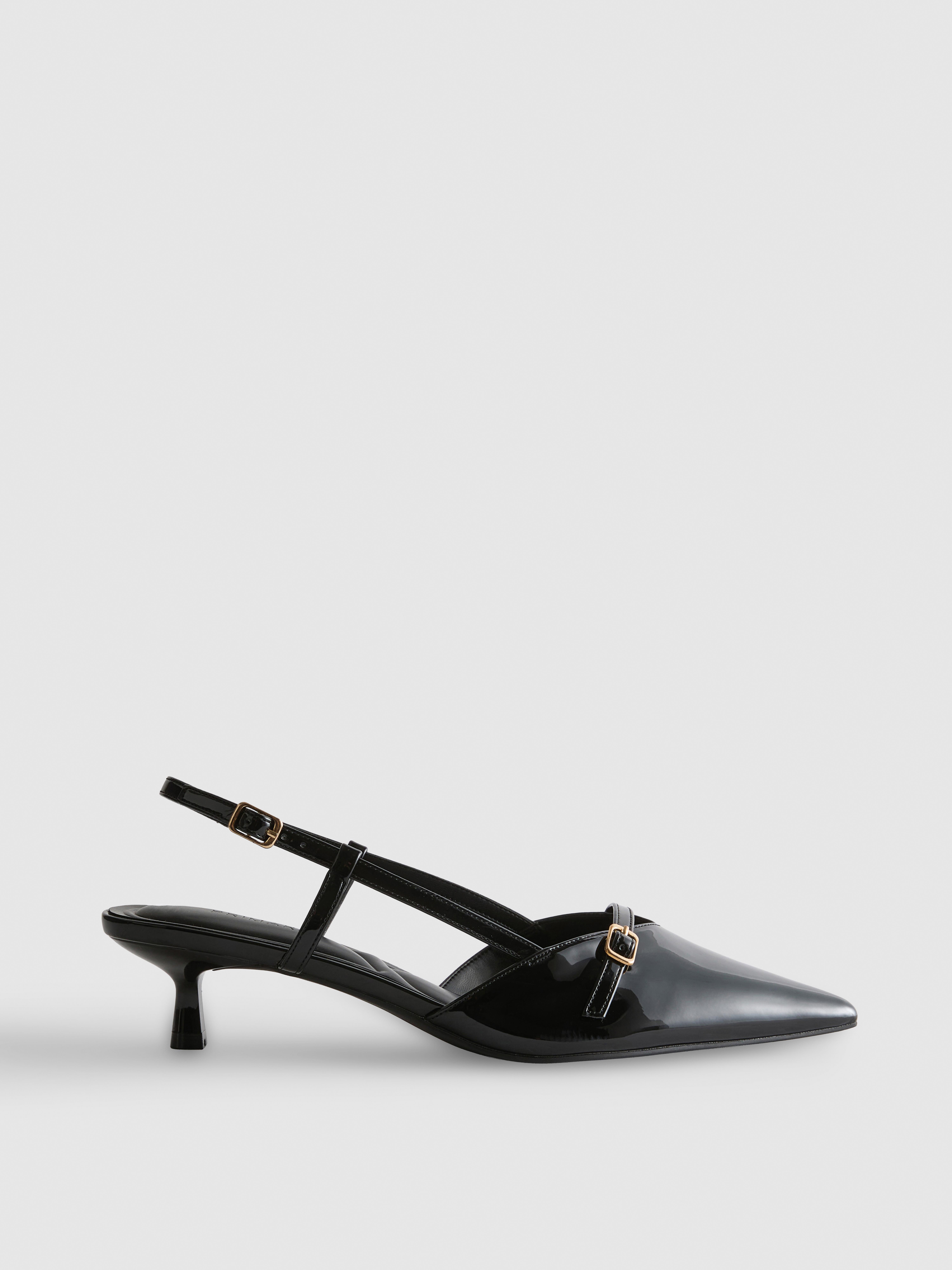 Pumps met lage hak en gesp