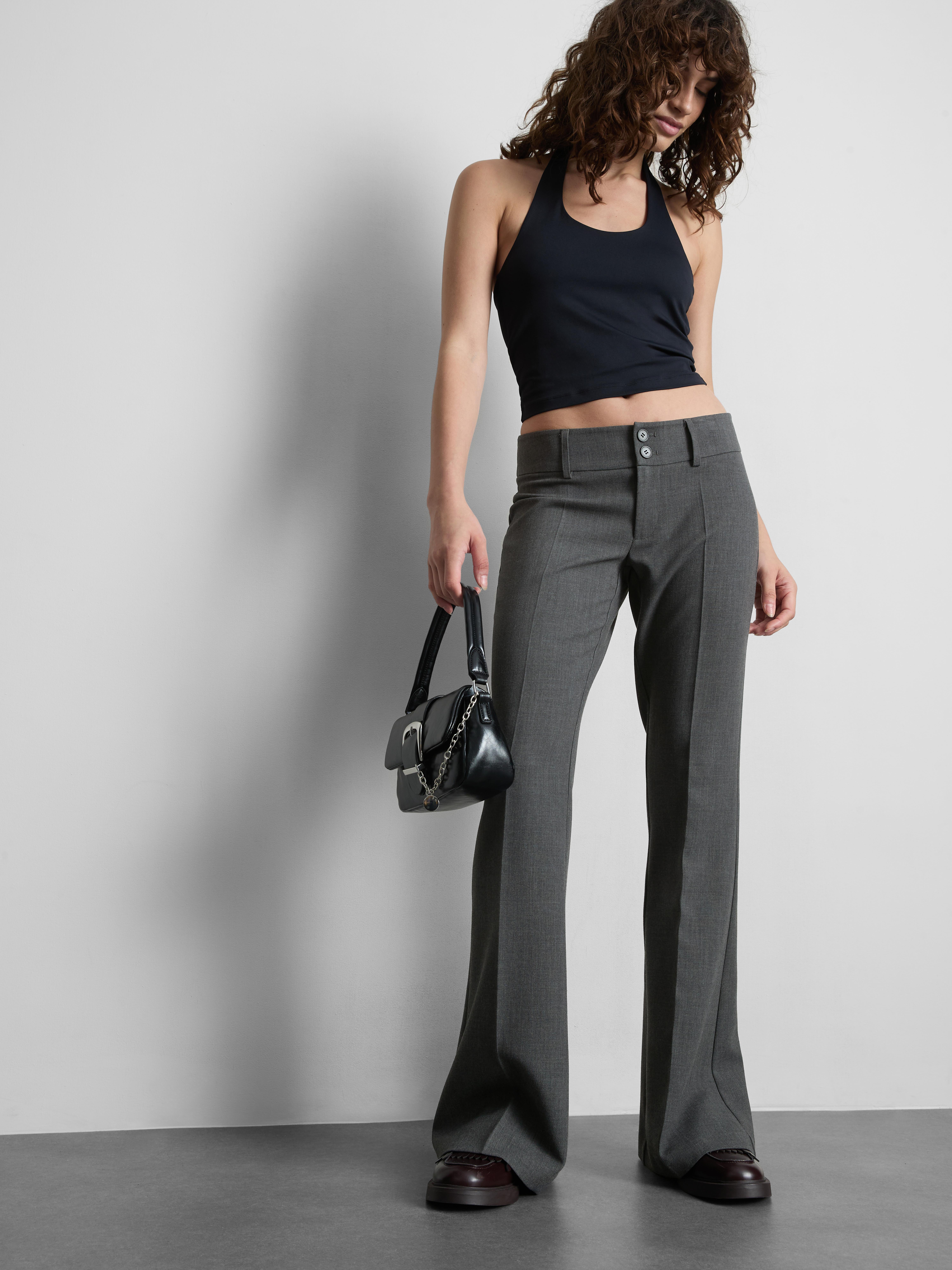 Pantalon ajusté à taille basse et bas évasé